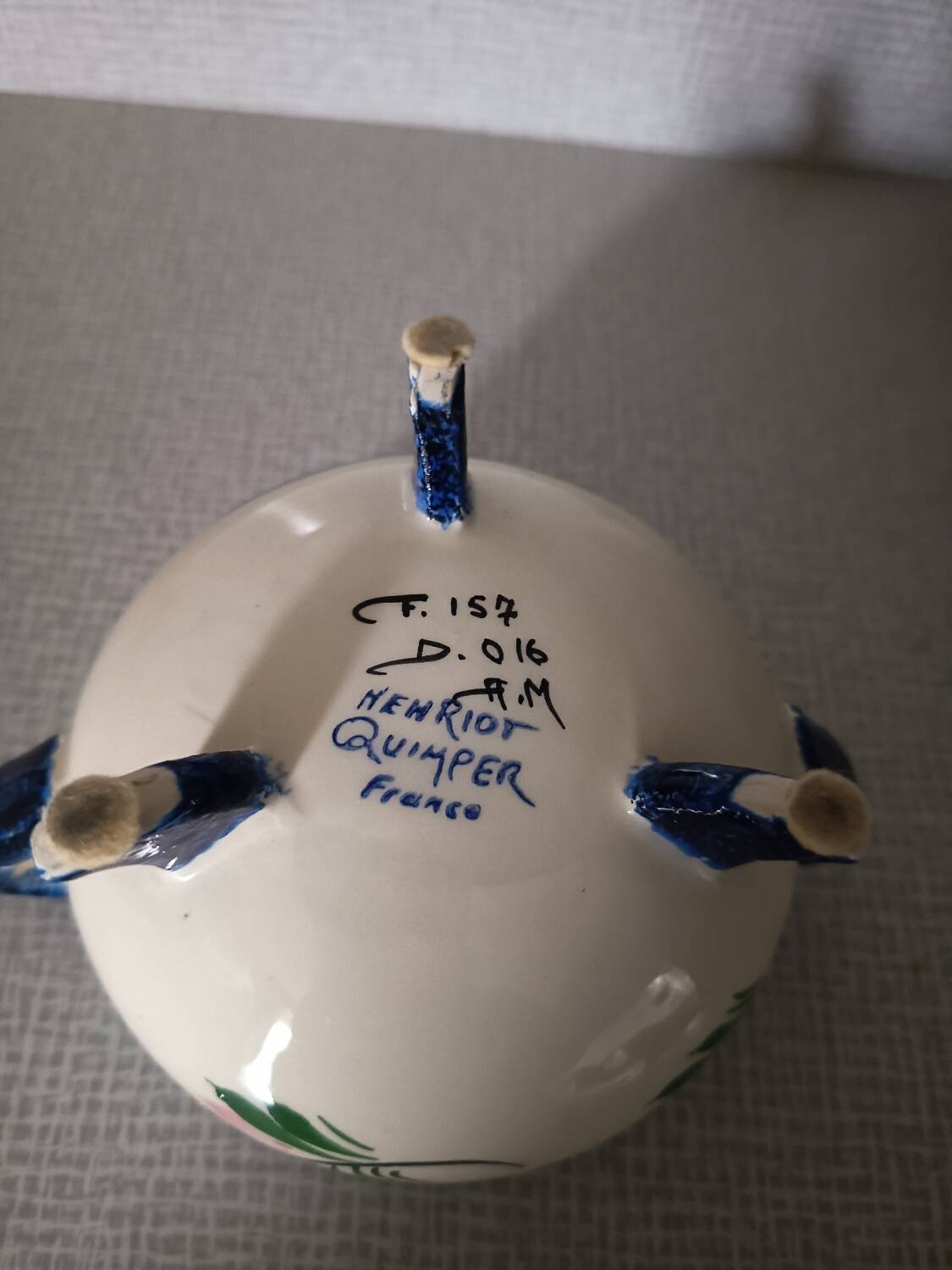 Henriot Quimper tripod bowl