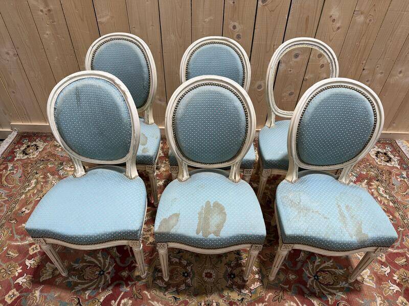 Suite de 6 chaises médaillons de style Louis XVI rechampi
