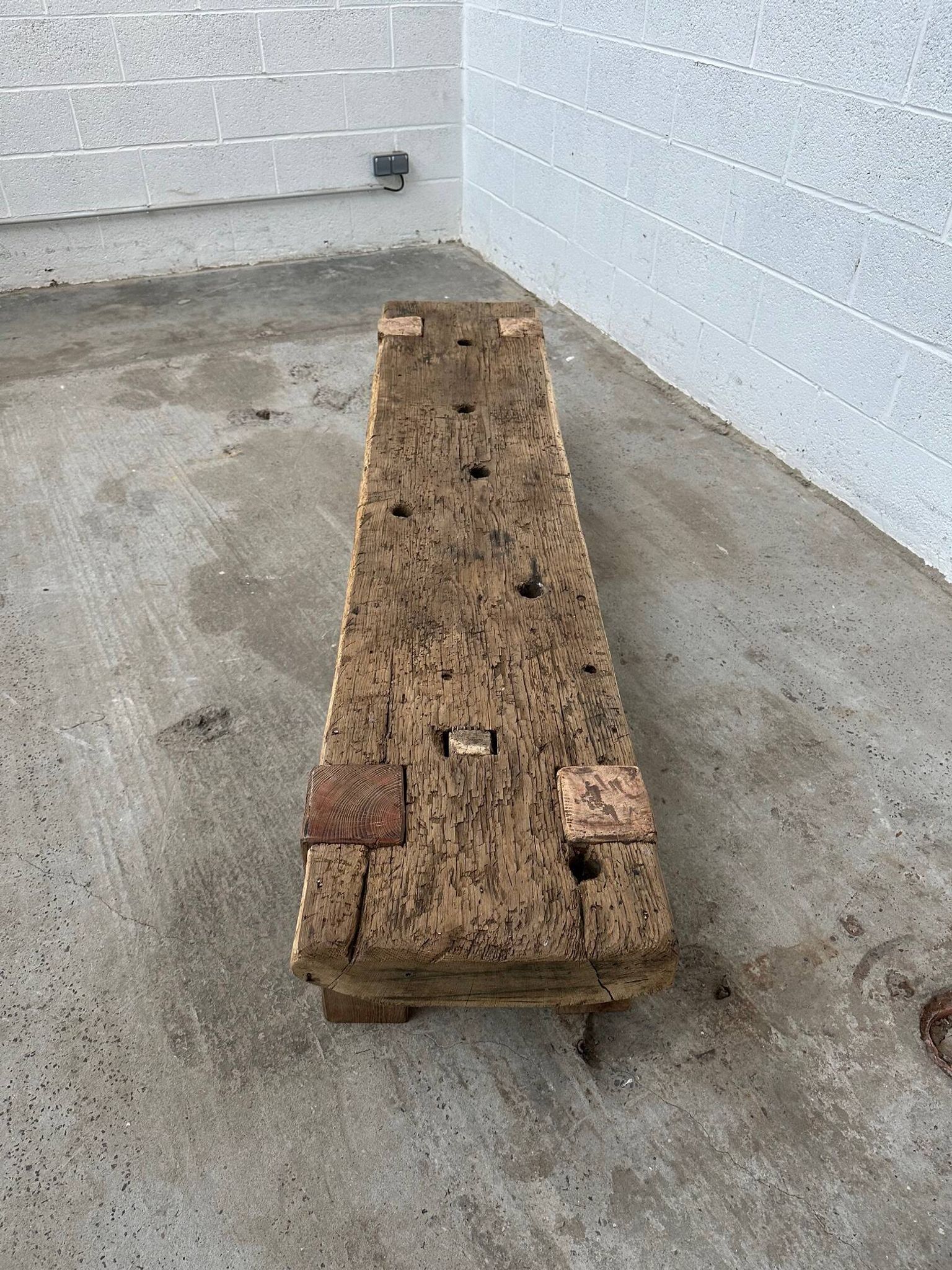 Table basse brutaliste