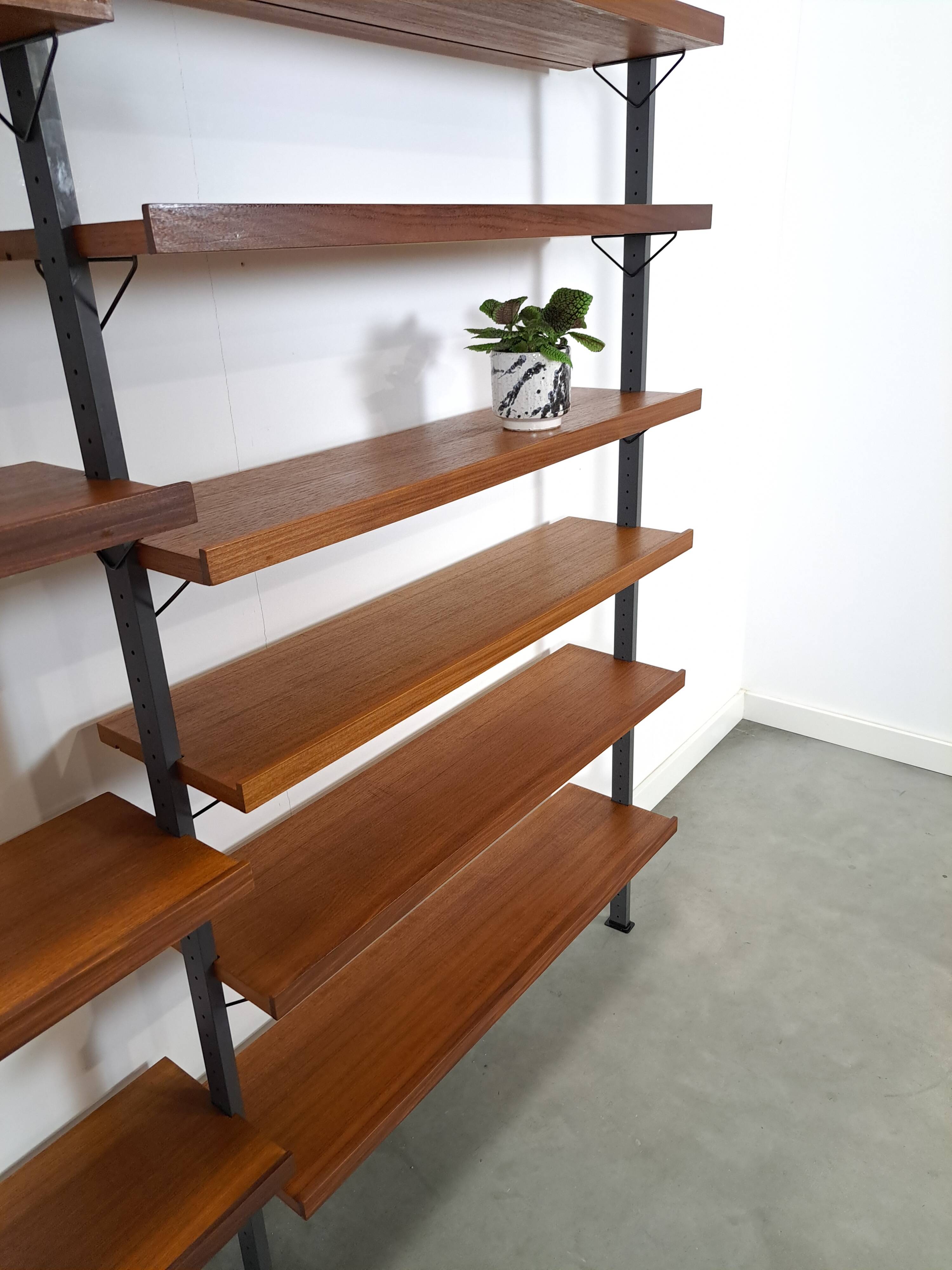 Mid Century Olof Pira Zweden teak modulair LP wandsysteem