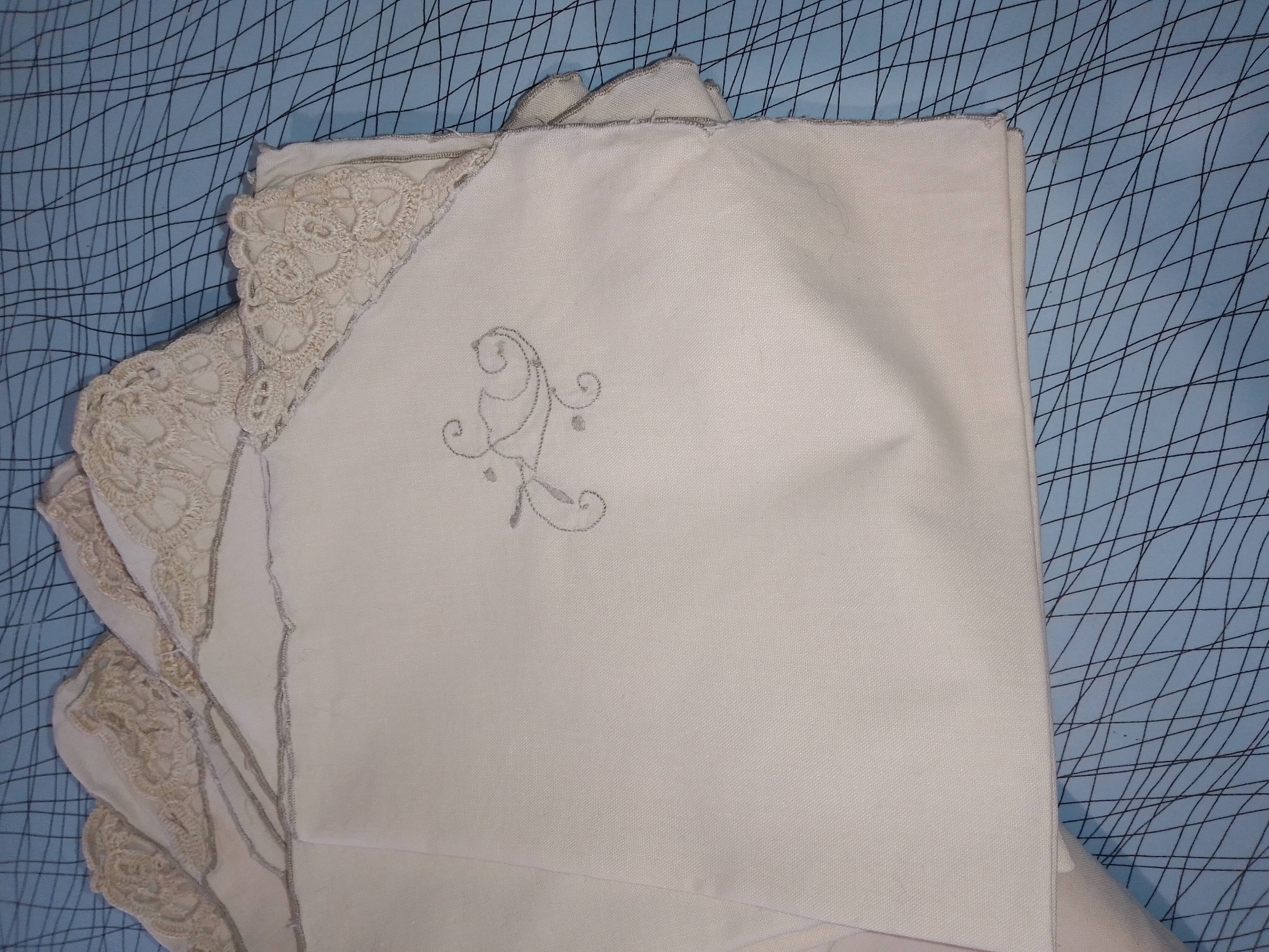 Set tablecloth and towels