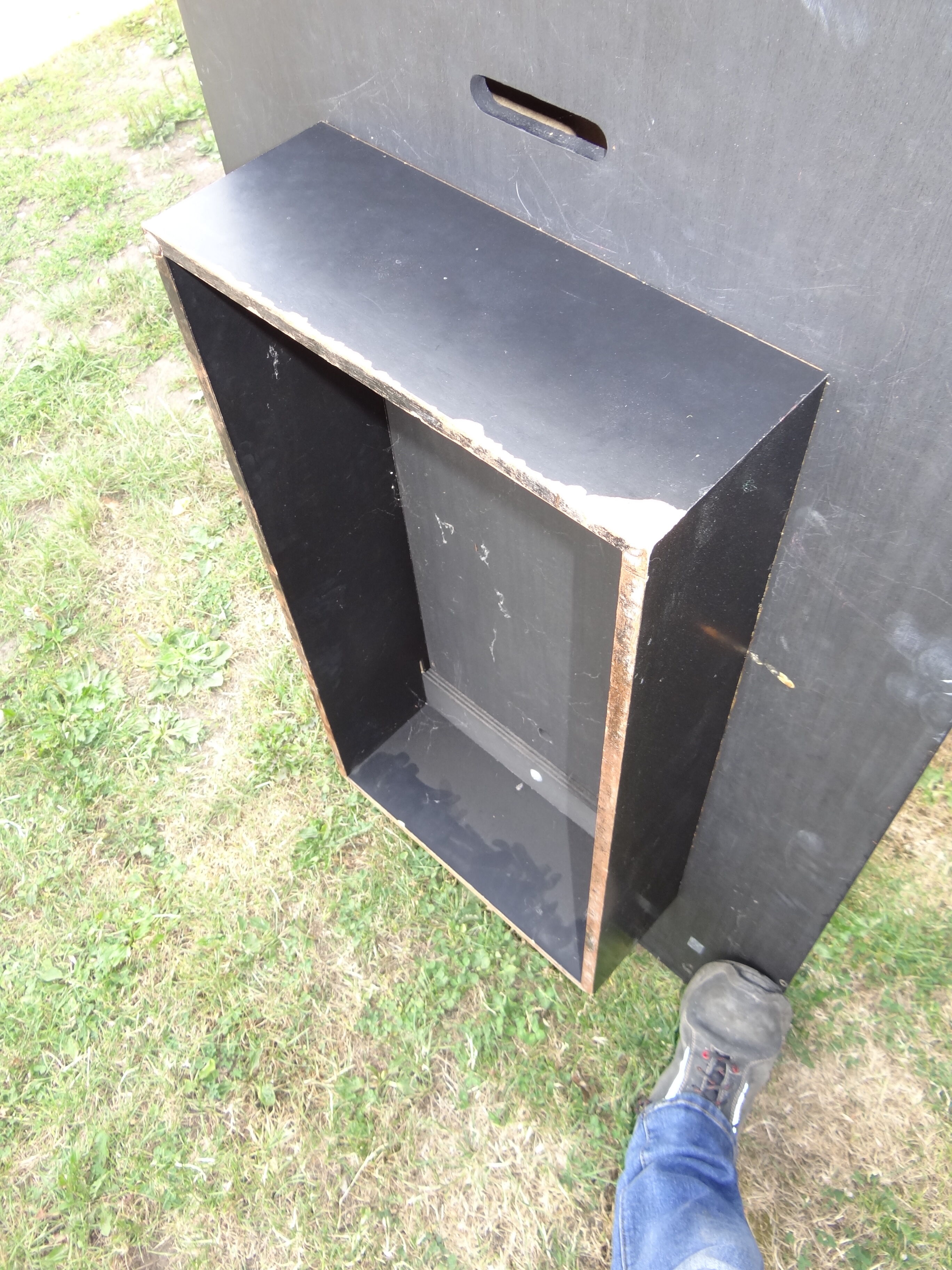 Table basse par Jean Claude Mahey laque et filet de laiton