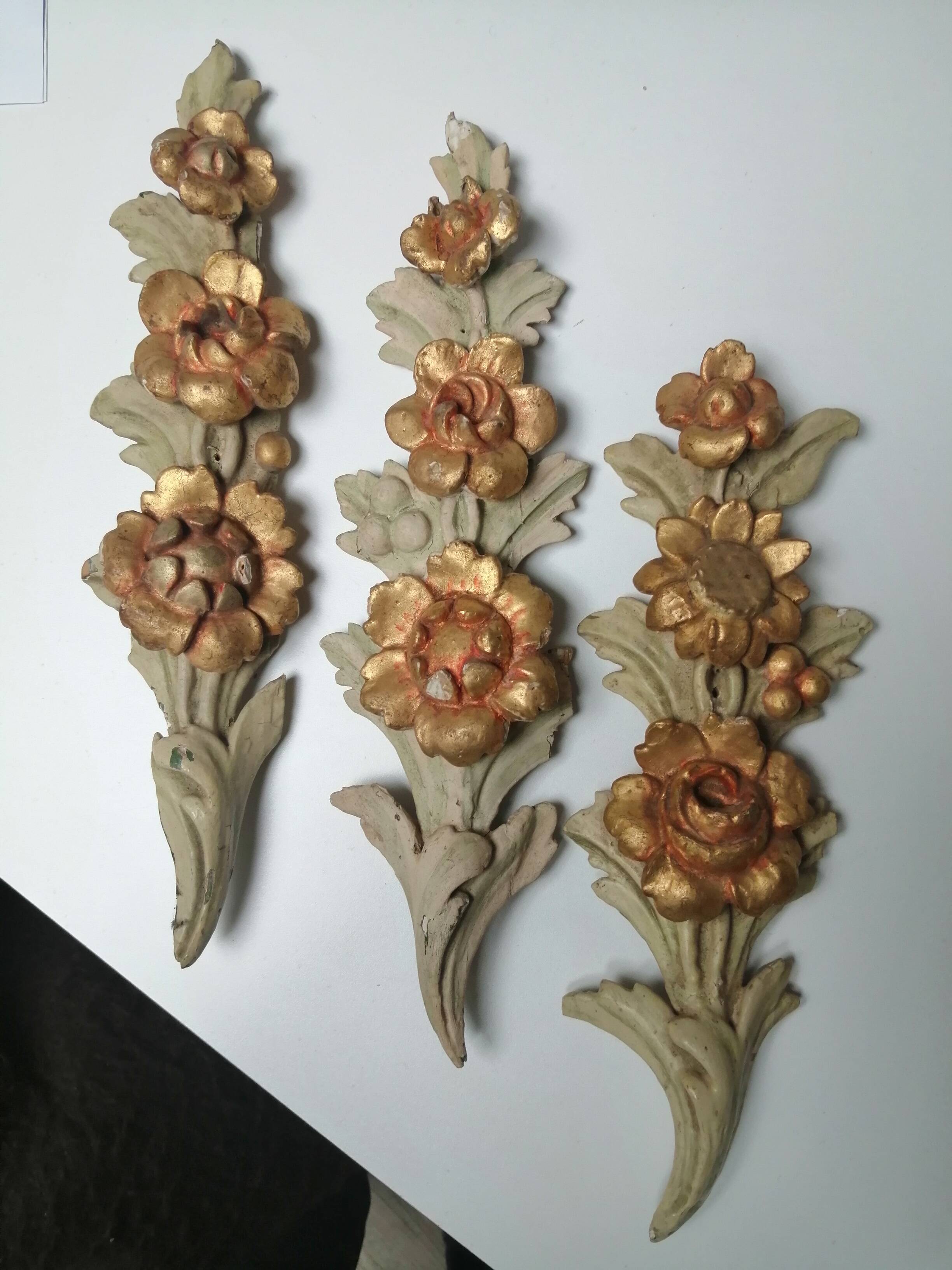 Set de 3 ornements anciens XVIII ème en bois sculpté polychrome