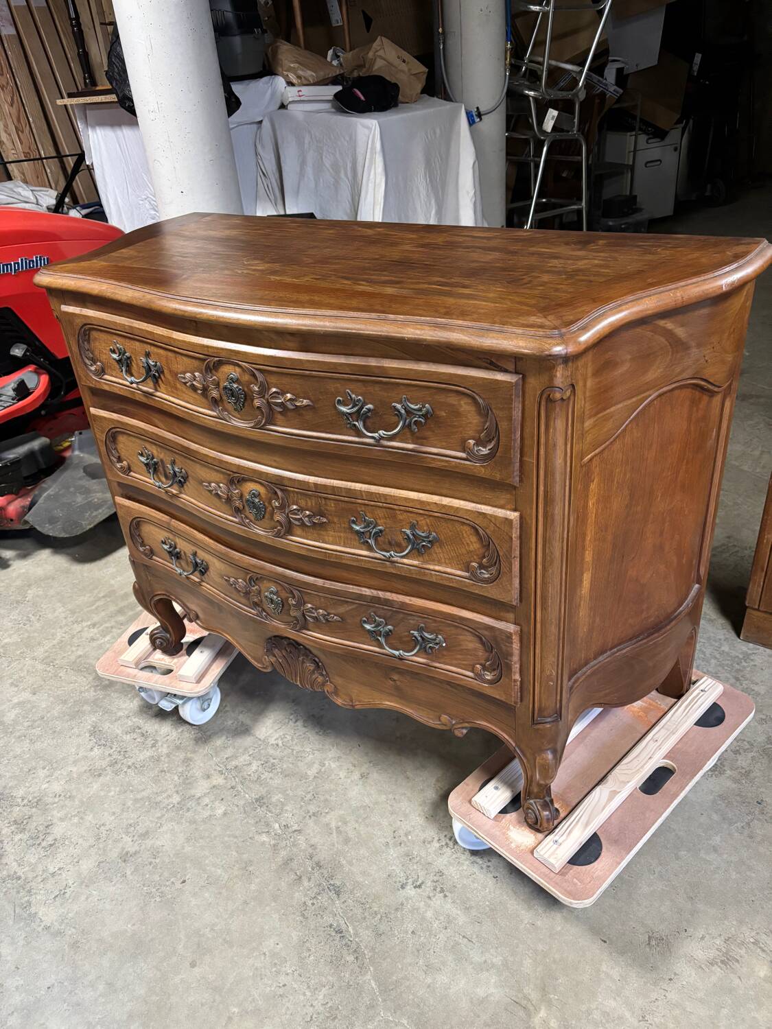 Walnut chest of drawers