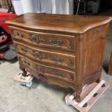 Walnut chest of drawers