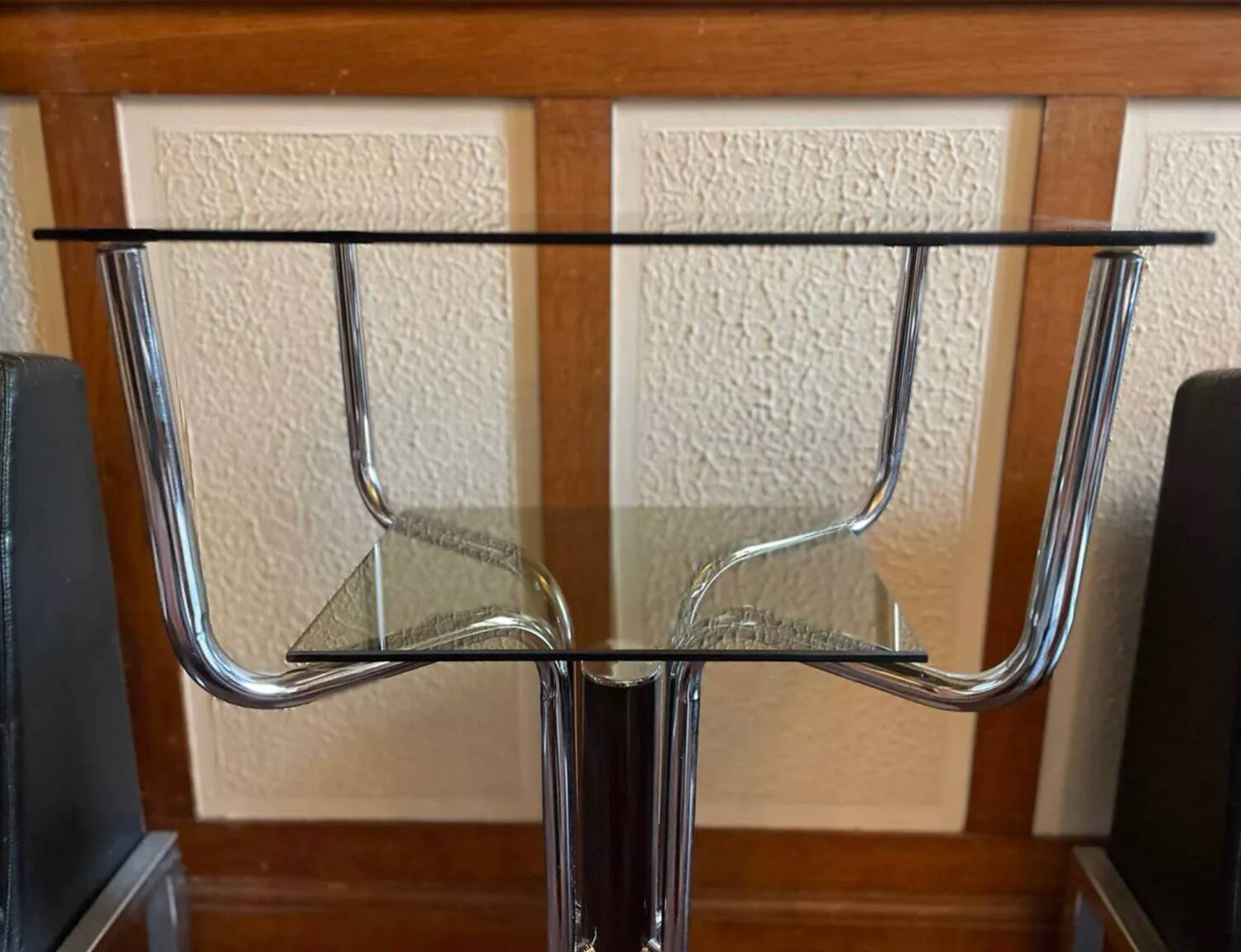 Table d’appoint métal chromé, marbre et verre fumé