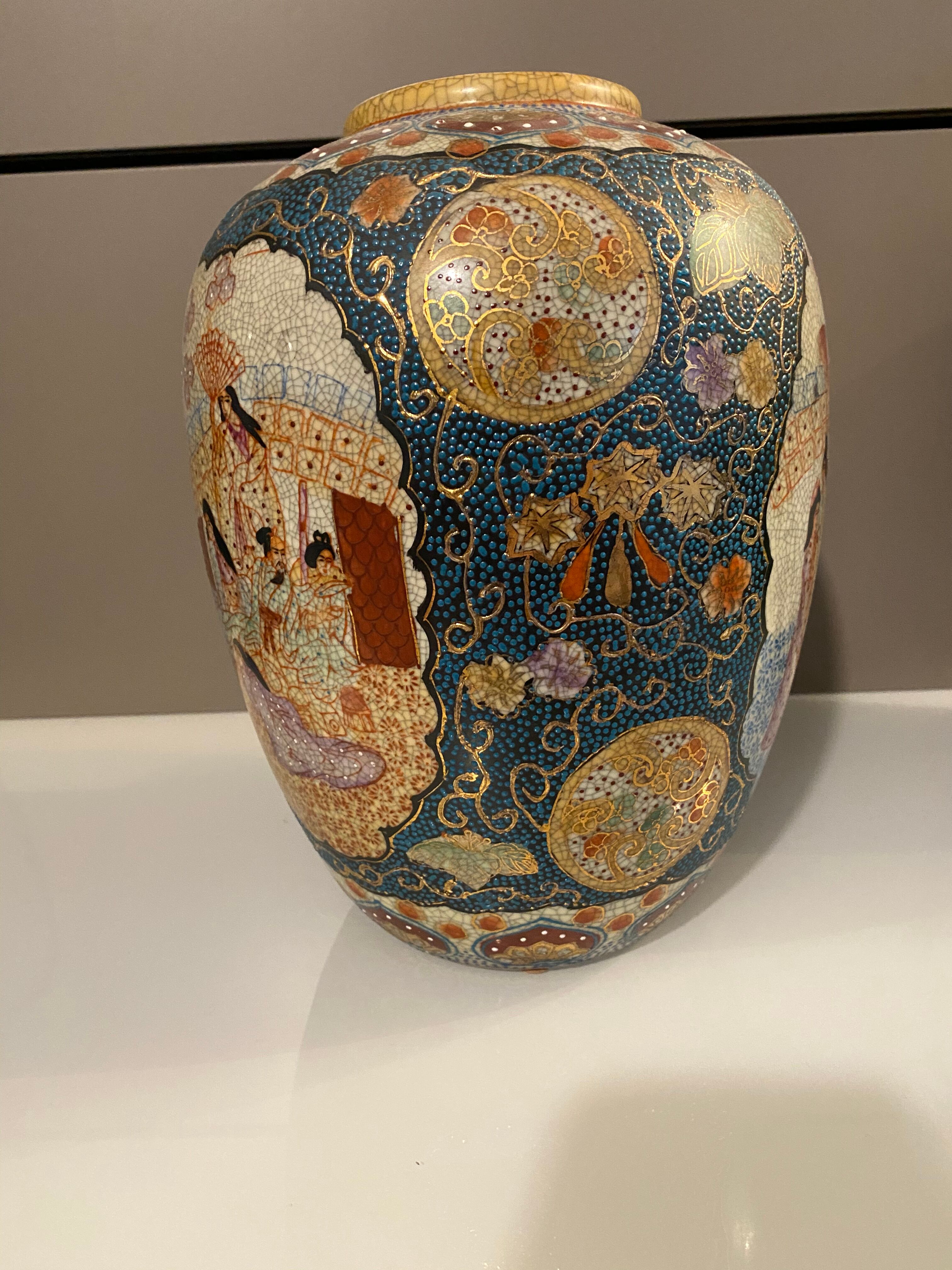 Ancient Chinese vase decorated with gold leaf very beautiful work