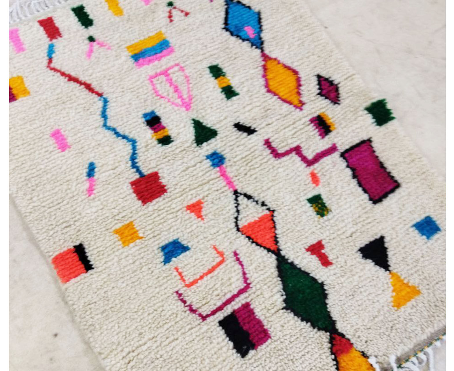 Handmade moroccan berber carpet 128x 104 cm