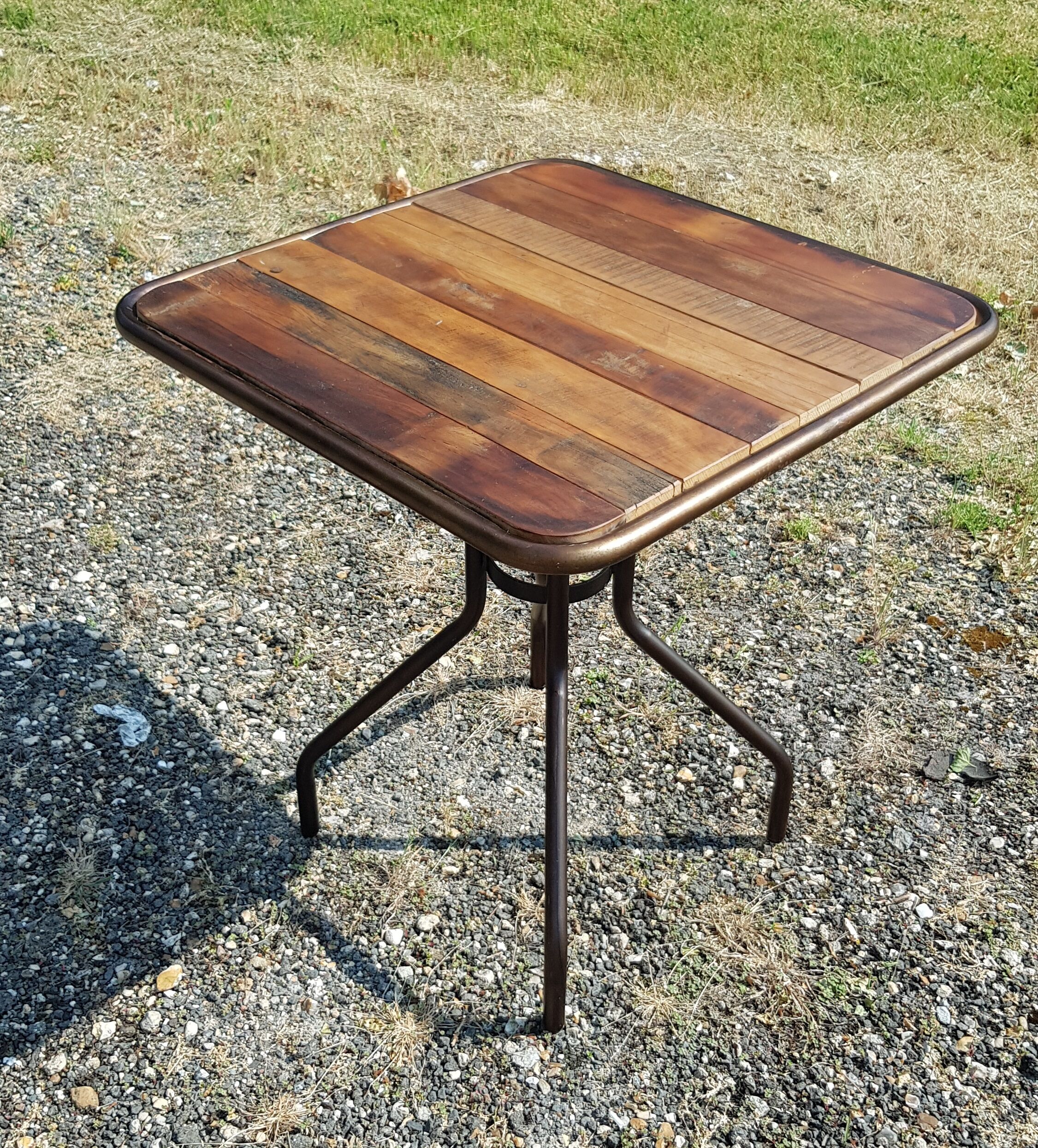 Bistro table in teak and wrought iron
