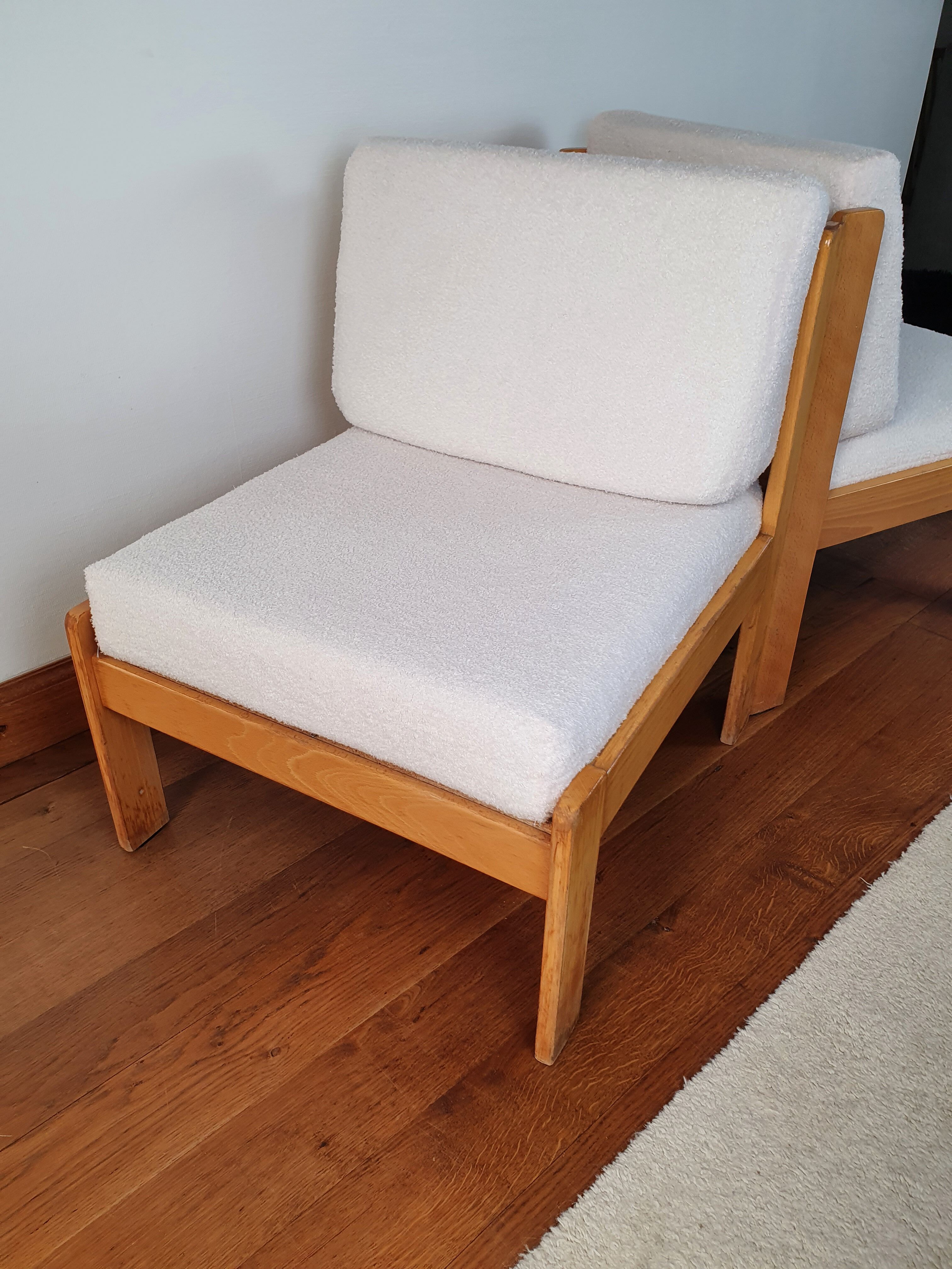 Paire de chauffeuses bois et tissu bouclette