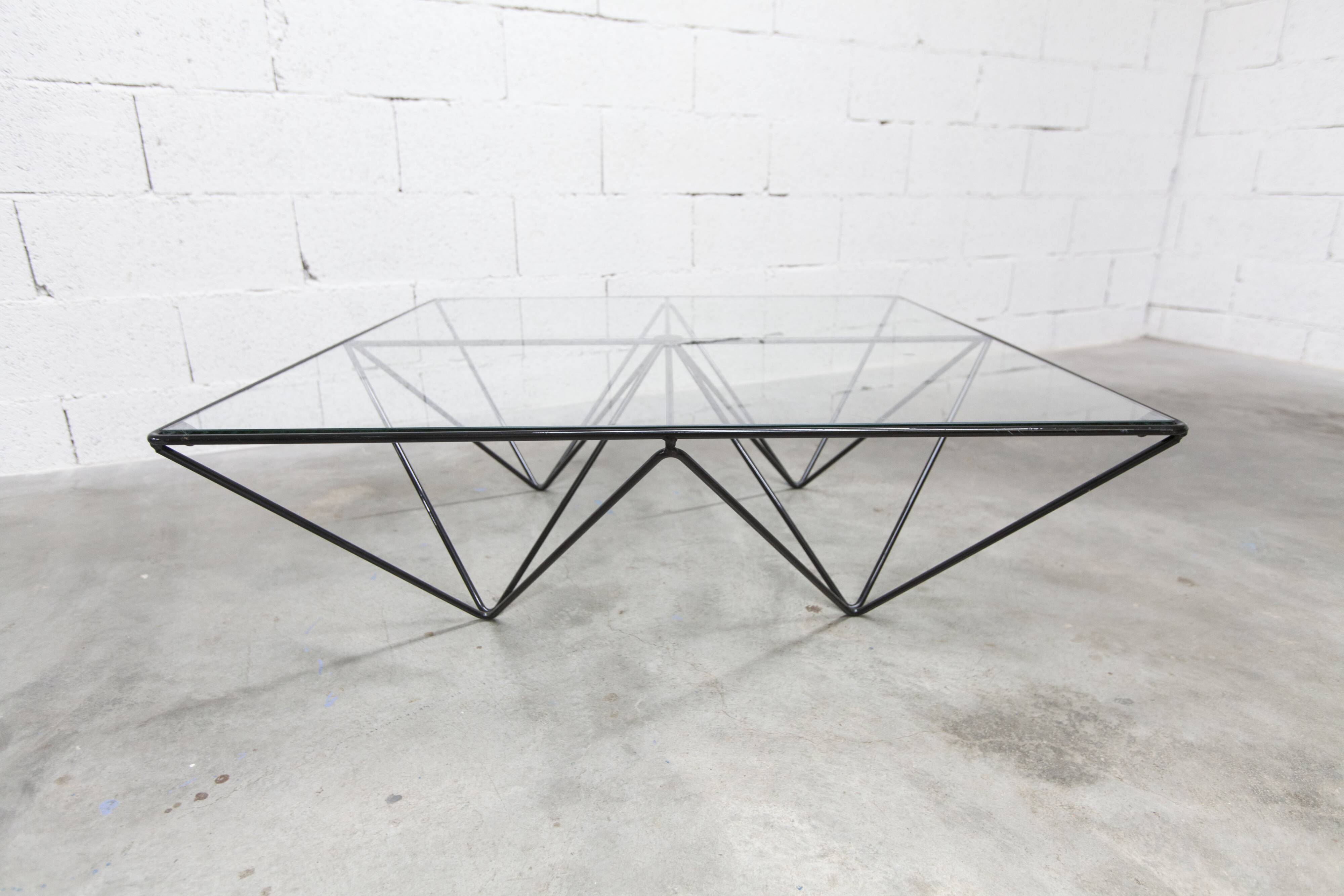 Coffee table 100x100cm in very good condition, 1980.