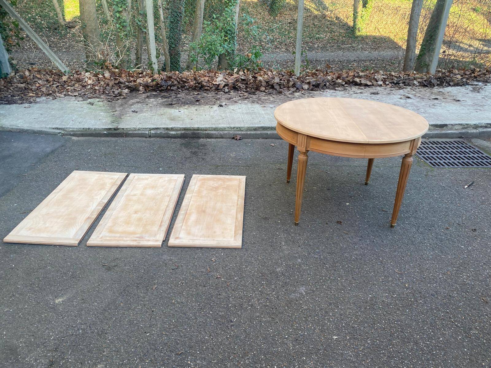 Renovated Louis XVI extendable round table from the 19th century, 260cm.