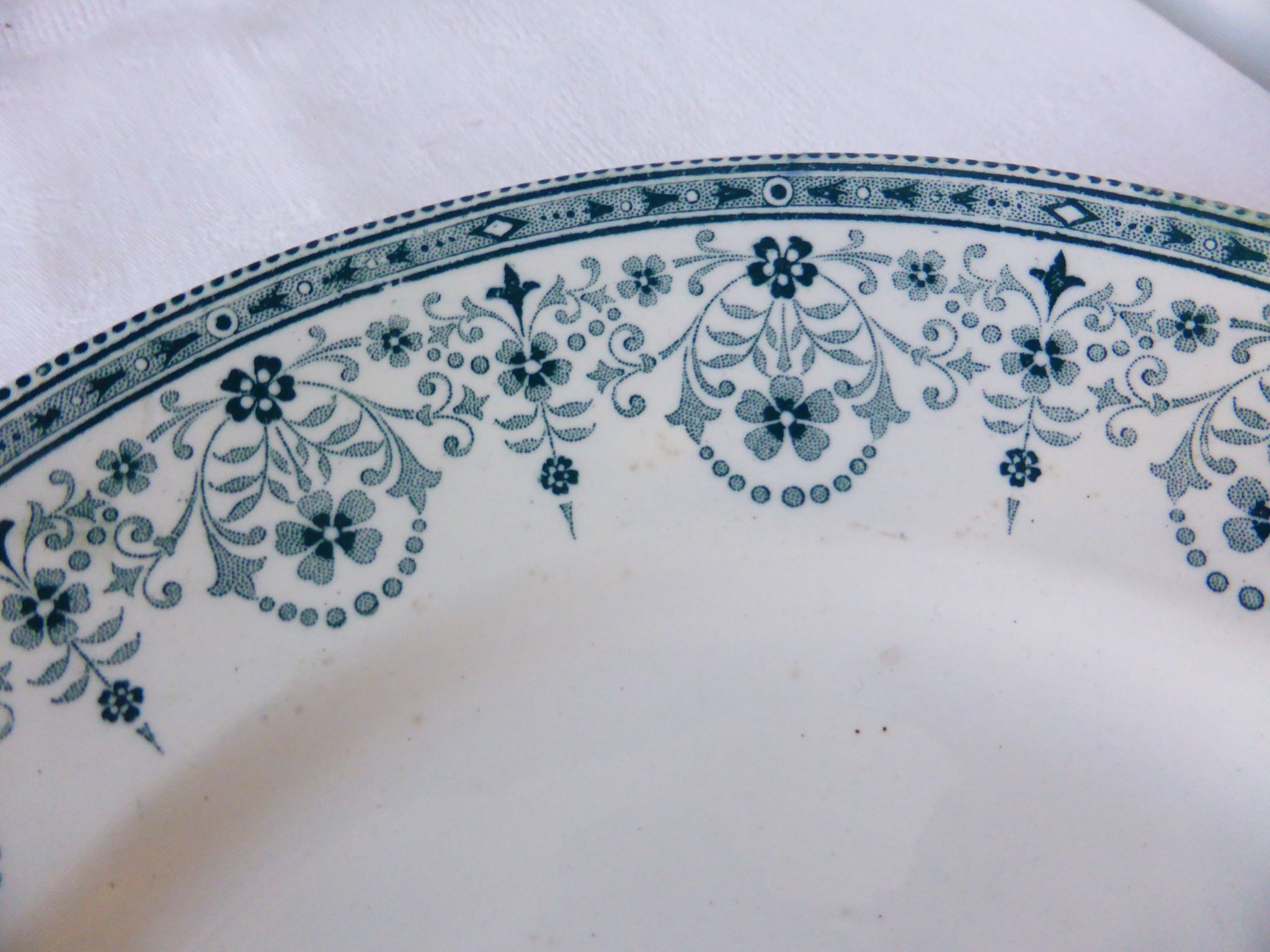 Dish on a pedestal compotier from the Moulin des Loups factory and Hamage model Marceau