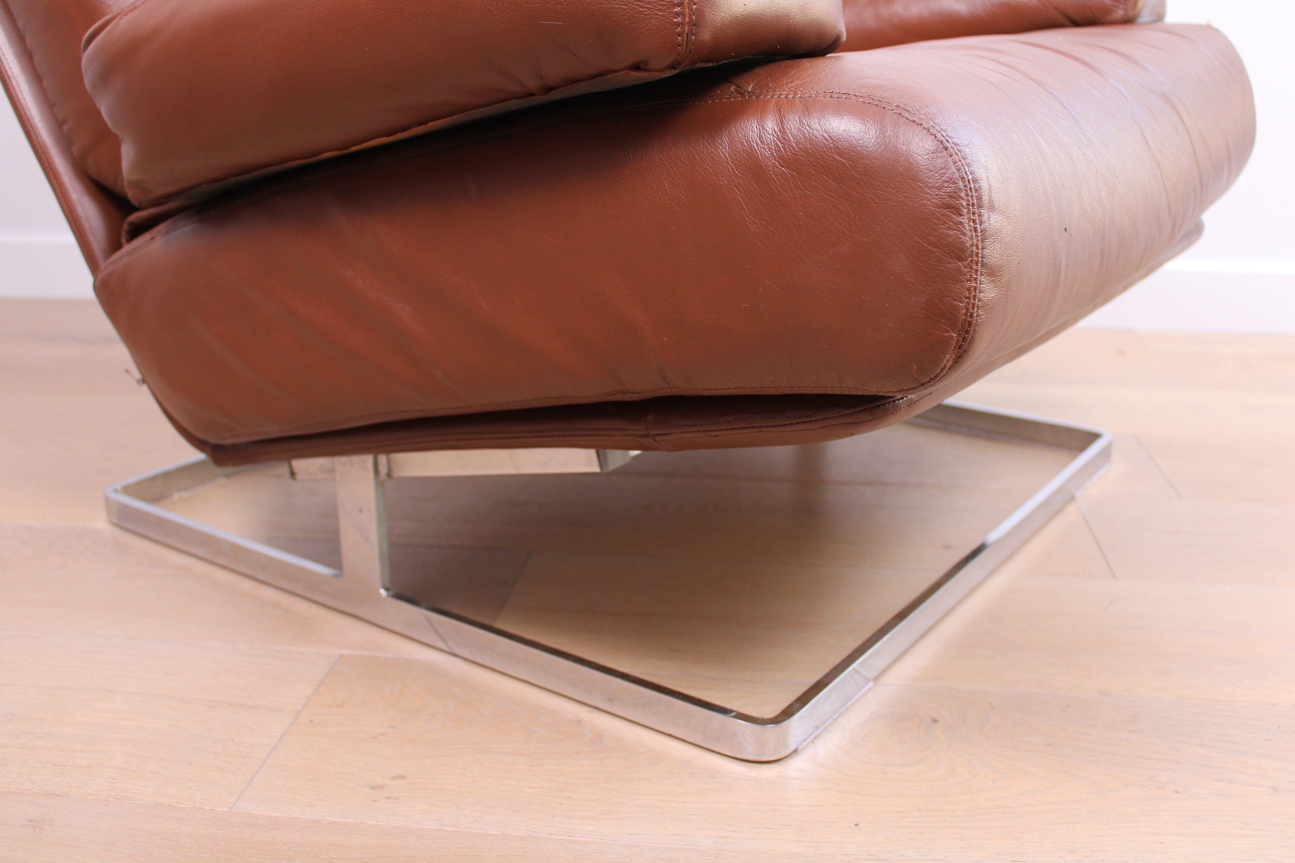 Un fauteuil lounge Nucleus en cuir marron Tetrad vintage des années 50.