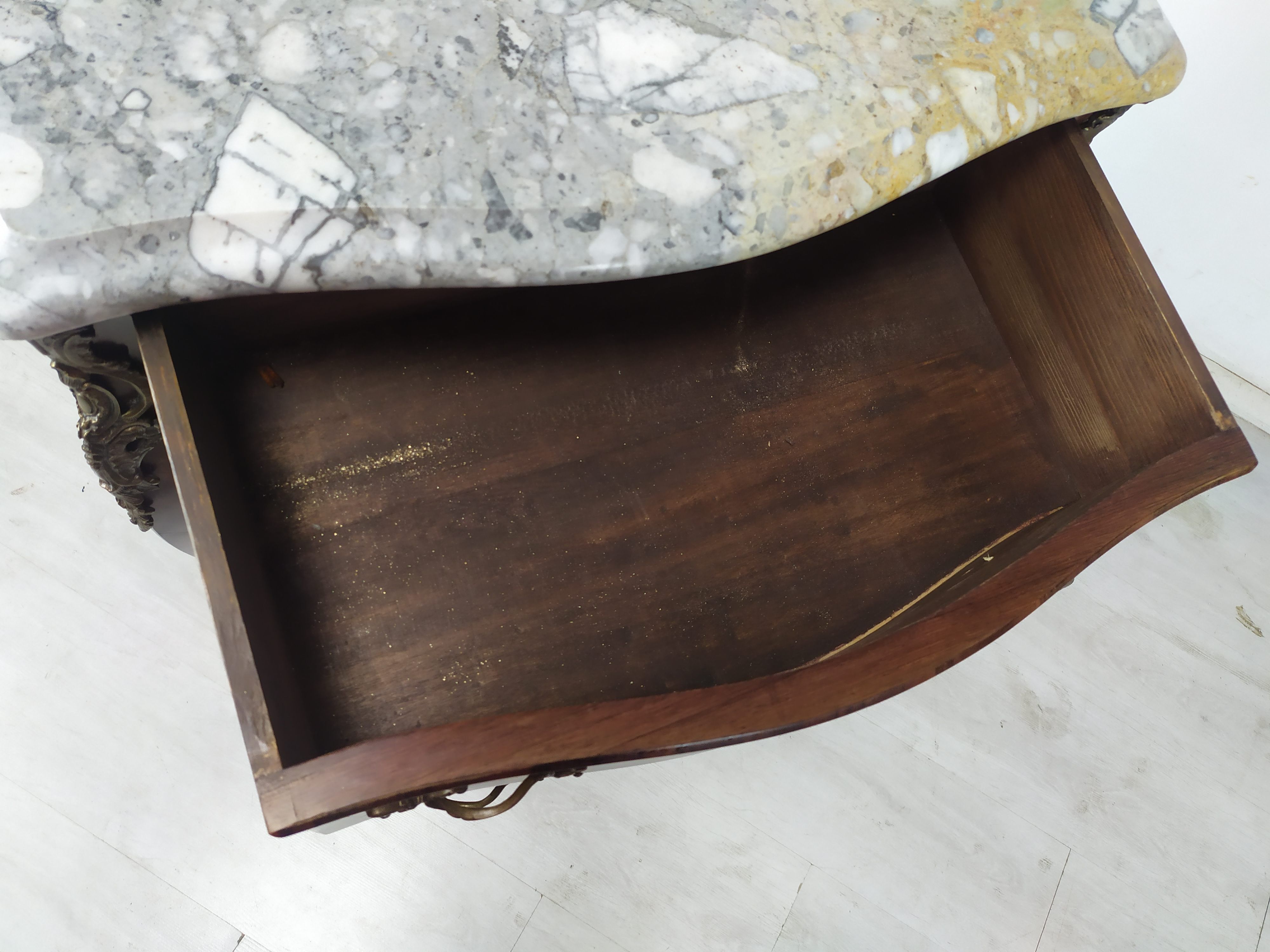 Louis XV curved jumping chest of drawers