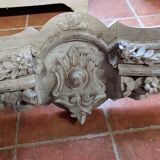 Fronton en bois sculpté