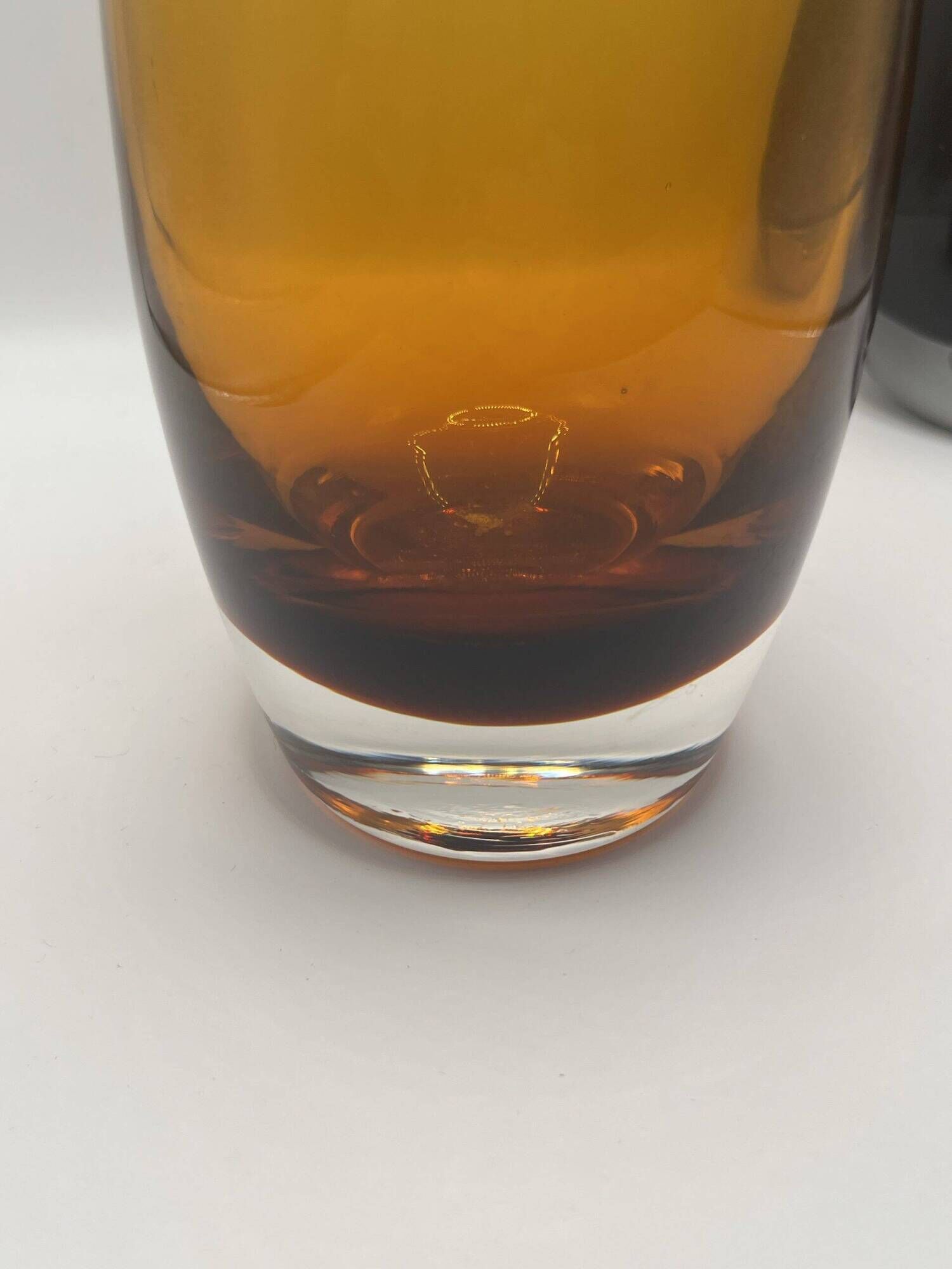 Vase scandinave ovoïde en verre ambré vers 1960