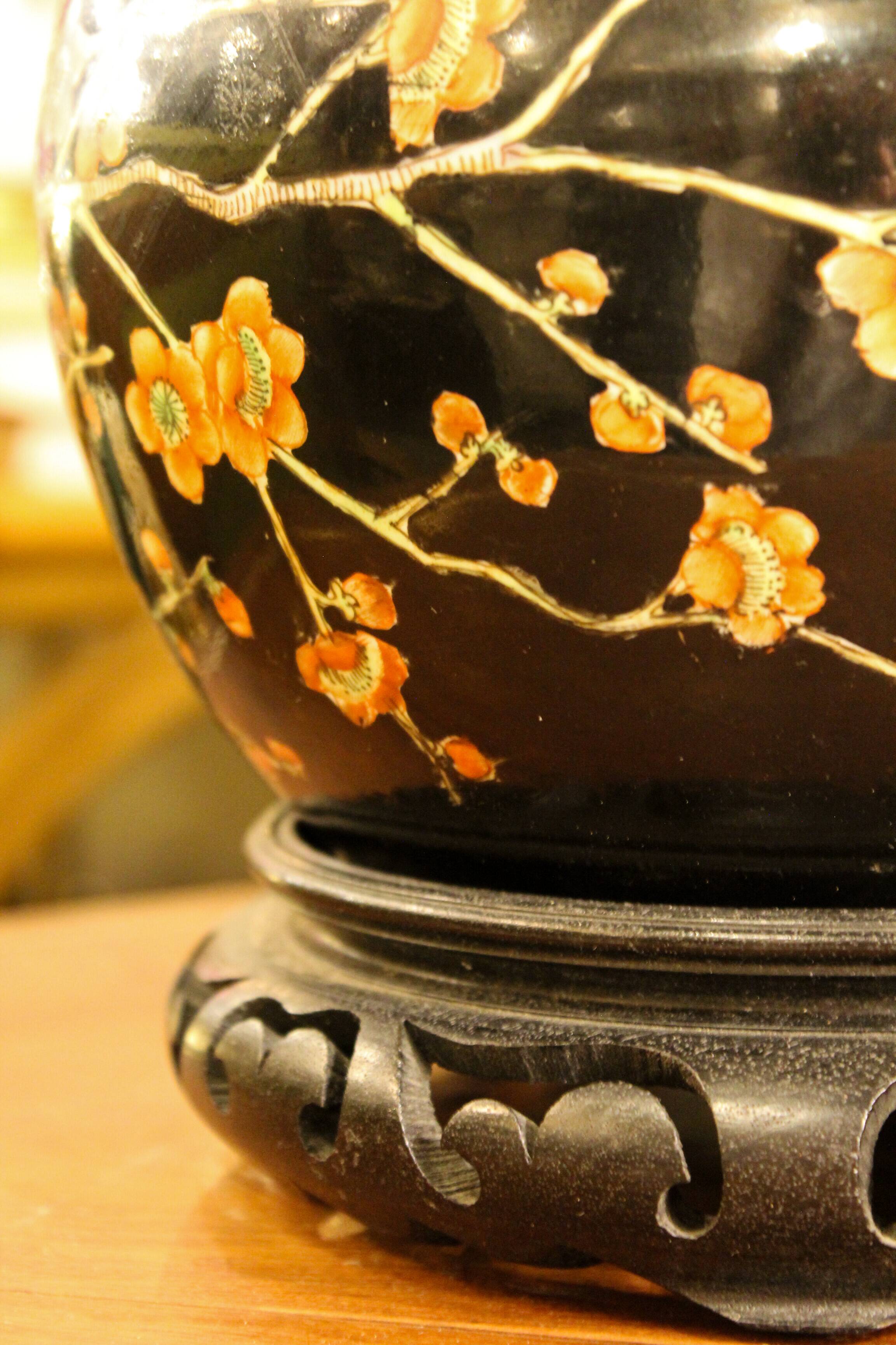 Pied de lampe fleurs de cerisier en porcelaine japonaise, années 50
