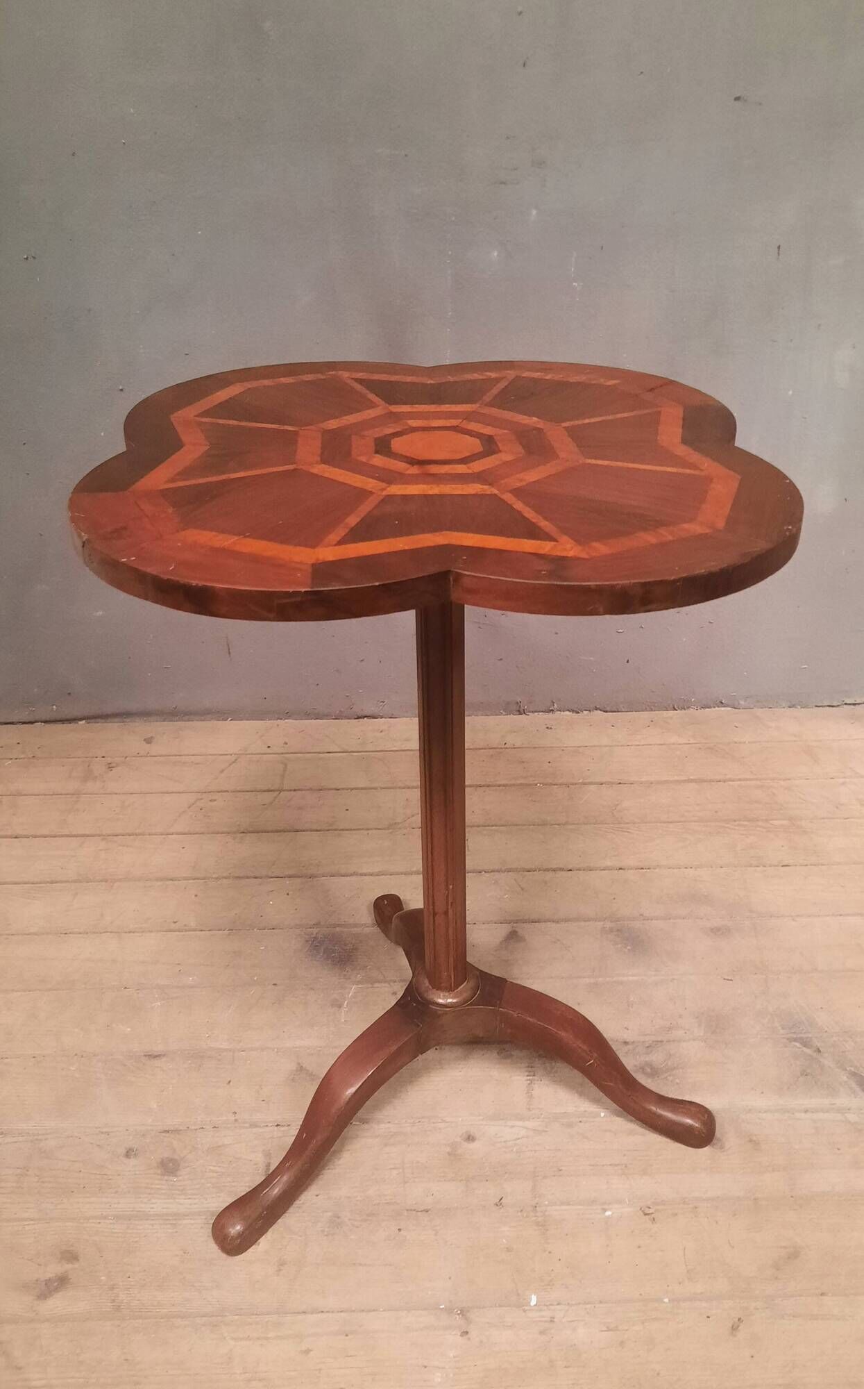 Polylobed gueridon in marquetry