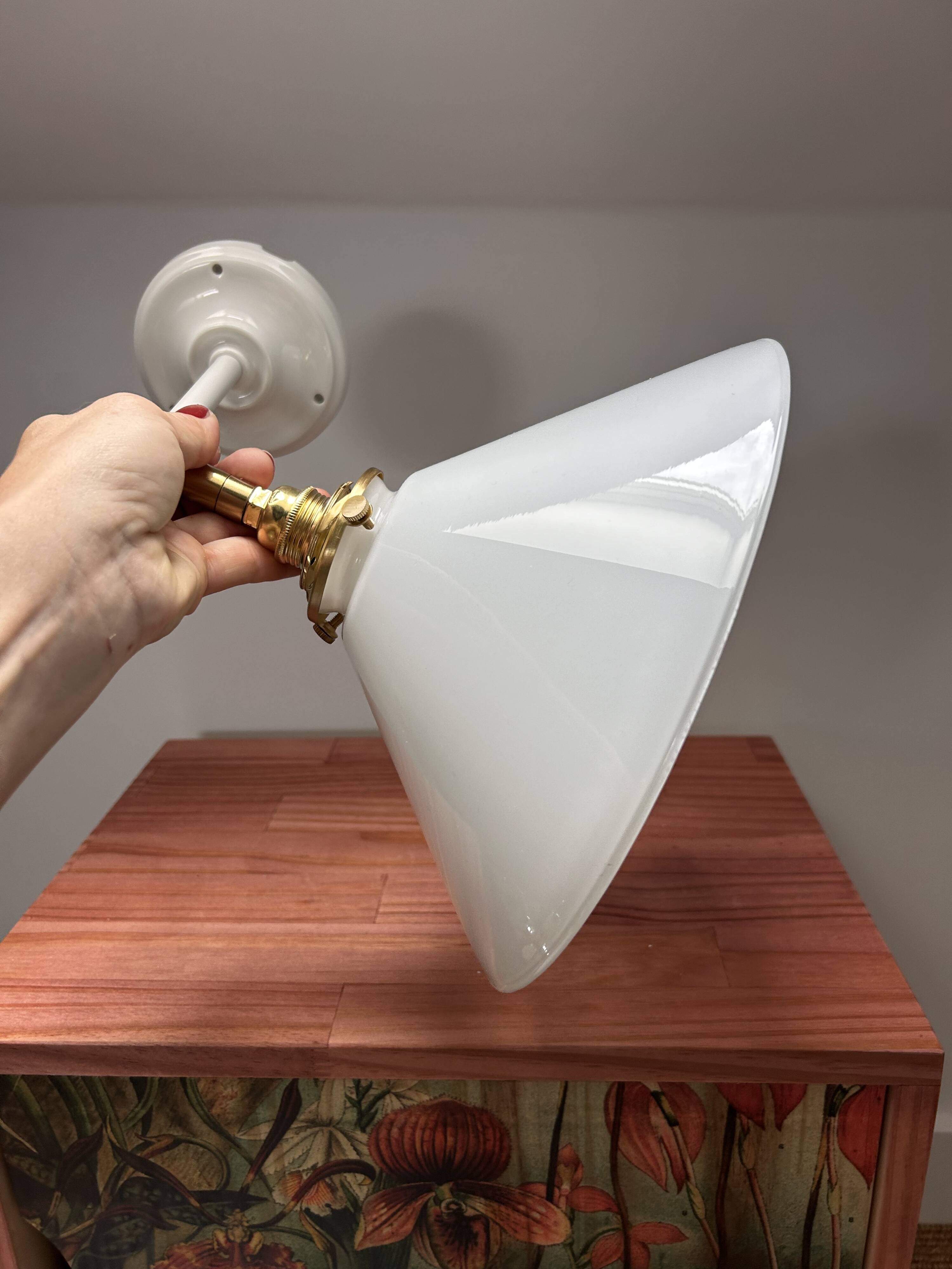 Applique murale en opaline blanche inclinable
