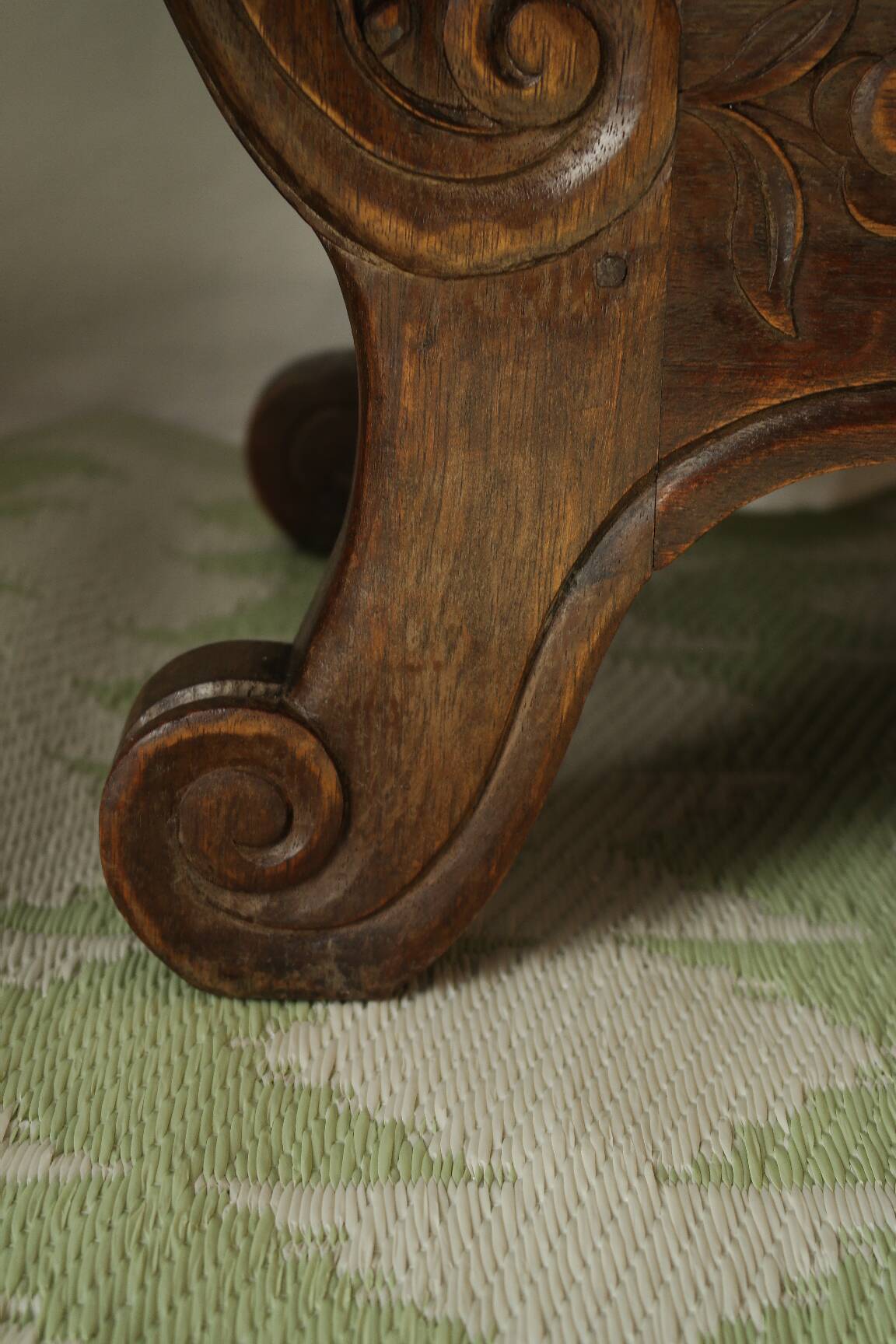 Curved display cabinet in solid walnut, mid-20th century.
