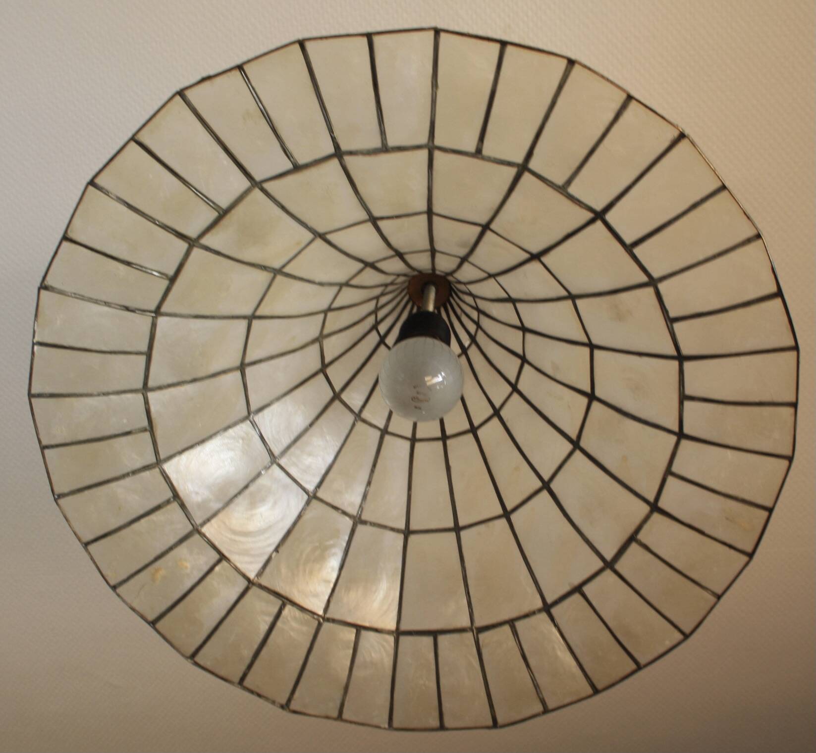 Mother-of-pearl suspension