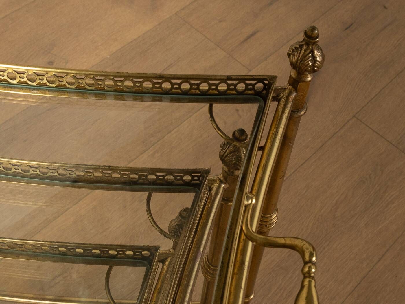 Set of 3 vintage Hollywood Regency nesting tables with brass frame and glass tops (1960s)