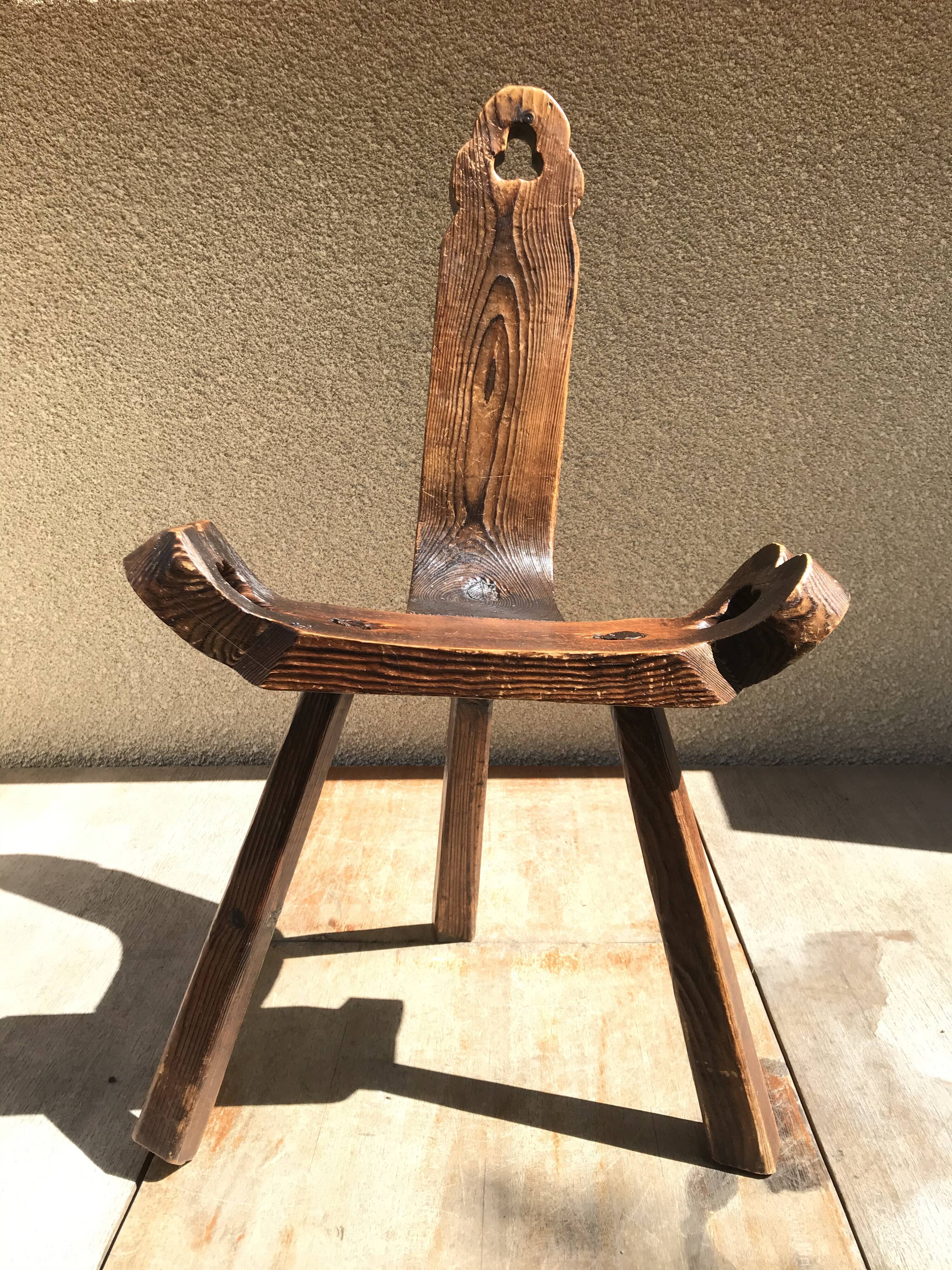 Chaise tripode bois sculpté vintage