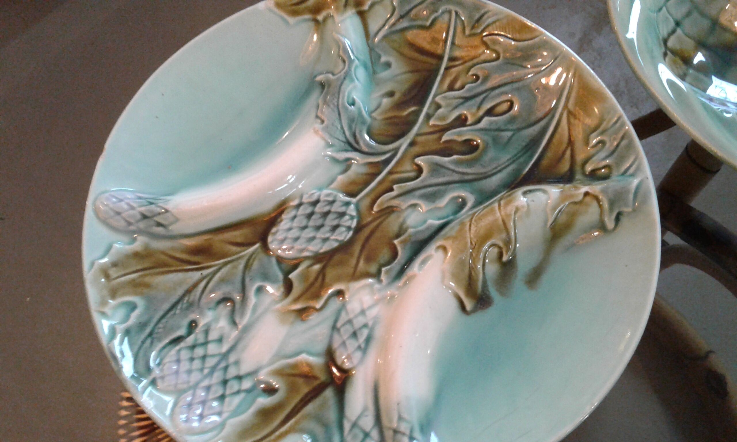 2 plates with asparagus / artichaud Barbotine 19th