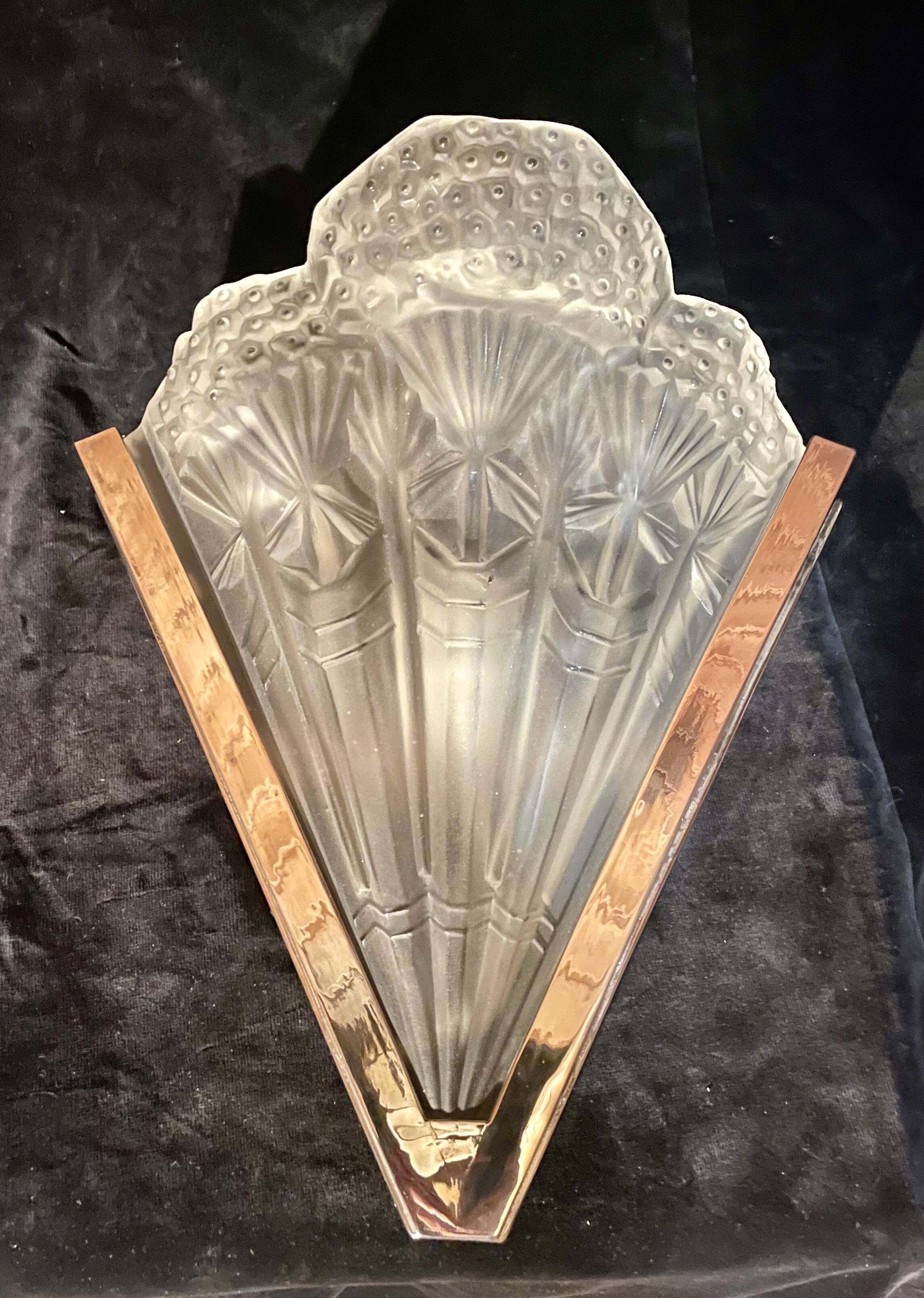 Art deco wall light, signed "noverdy", 1930s.