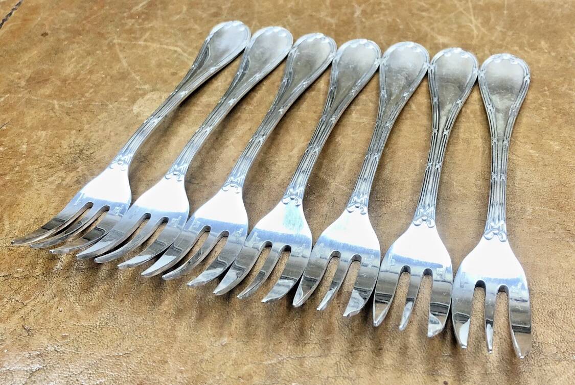 7 Christofle silver-plated oyster forks with Louis crossed ribbons