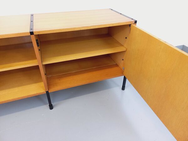 Enfilade vintage ARP Minvielle par Guariche Mortier Motte en bois clair et métal noir des
