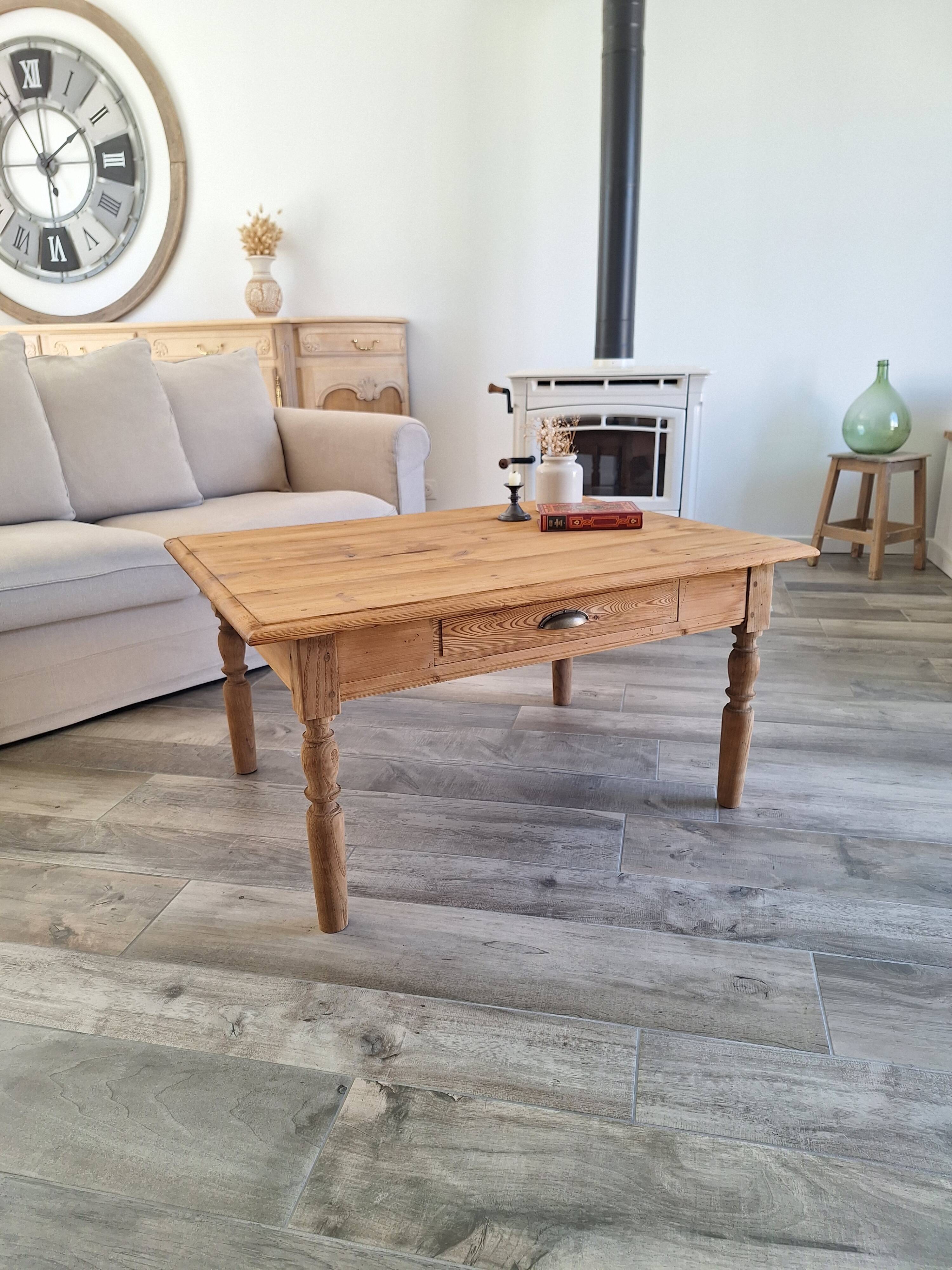 Farmhouse coffee table in solid wood, country style.