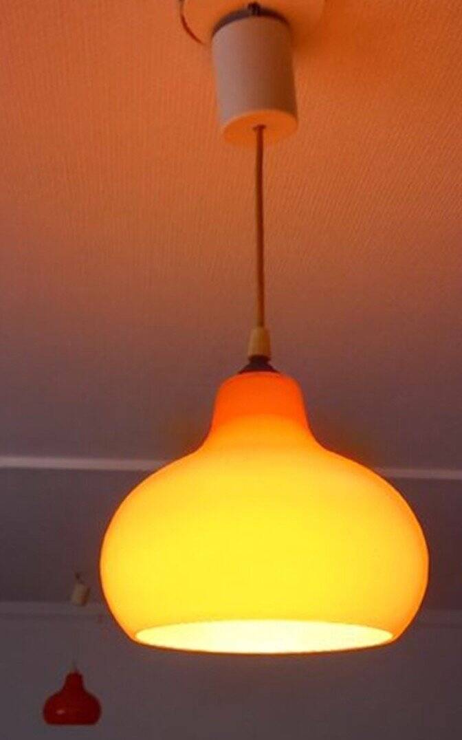 Suspension en opaline orange des années 1960