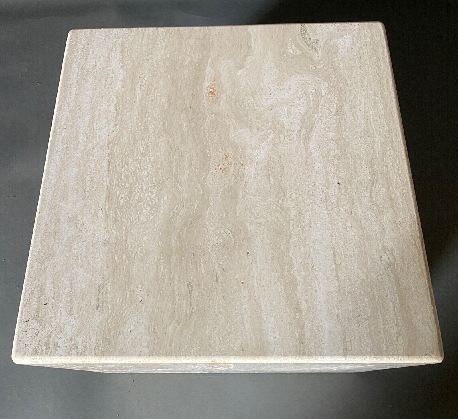 Cube en travertin table de chevet ou socle vers 1970-1980