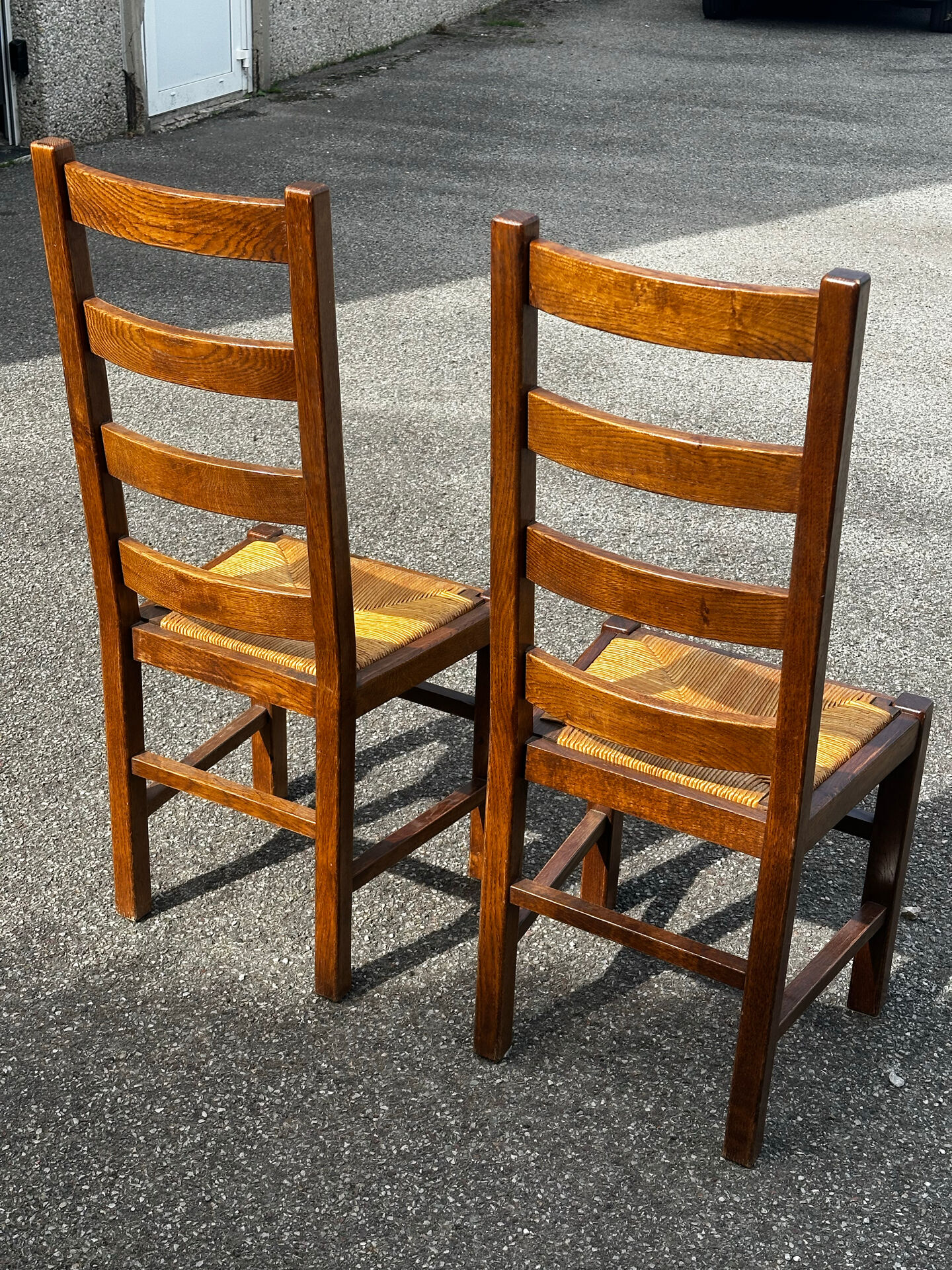 Paire de chaises en chêne et paille – années 50