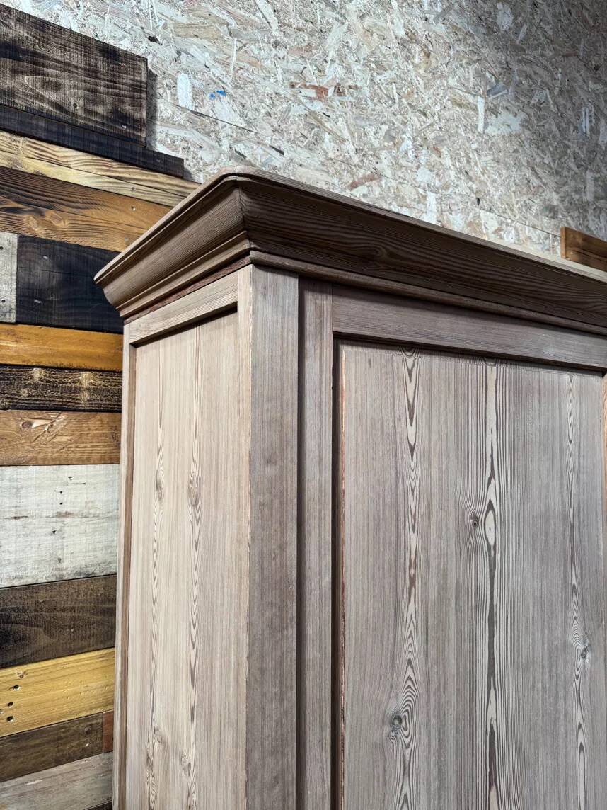 Large workshop wardrobe in pitch pine - Early 20th century