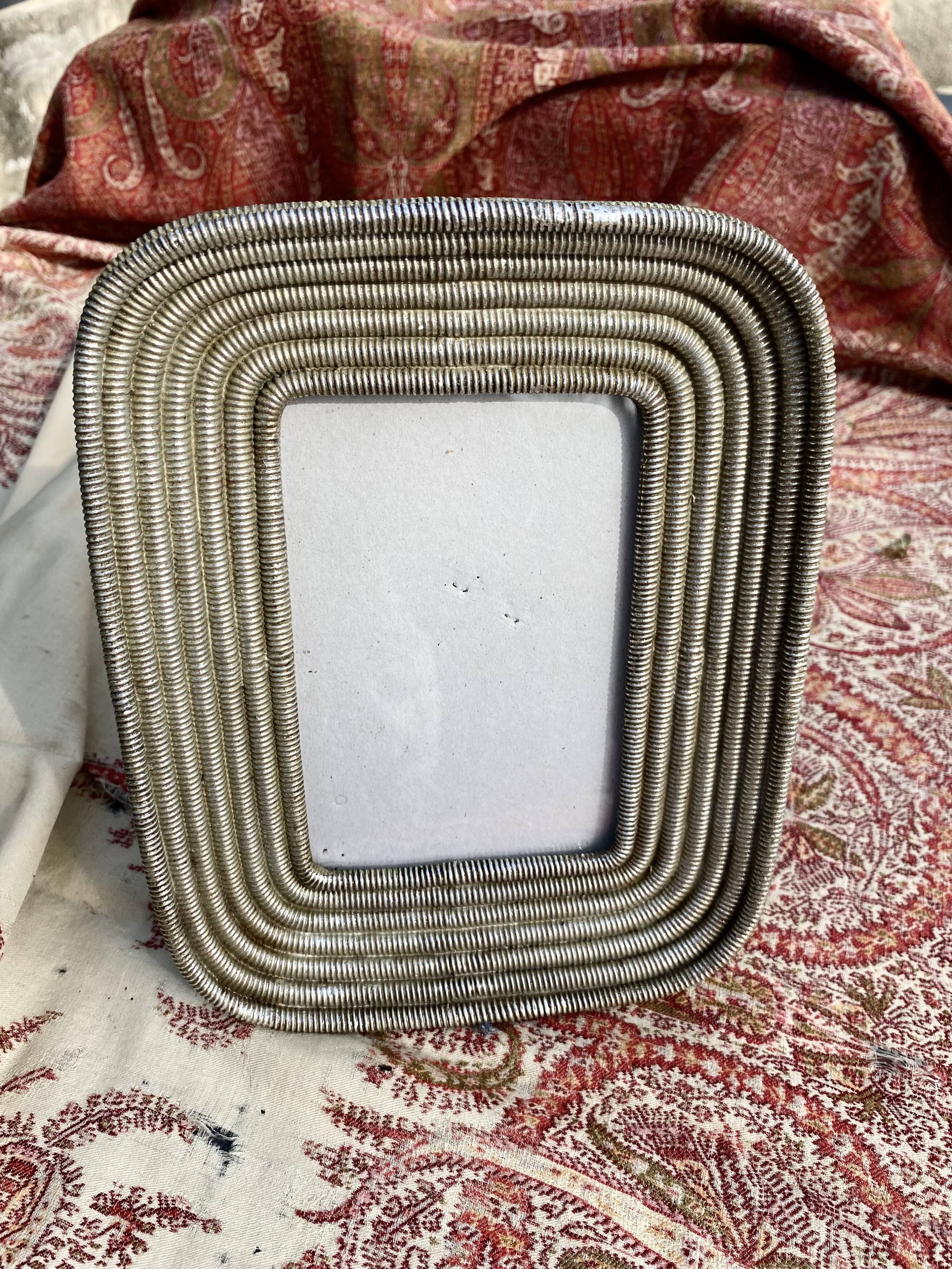 Metal pose photo frame