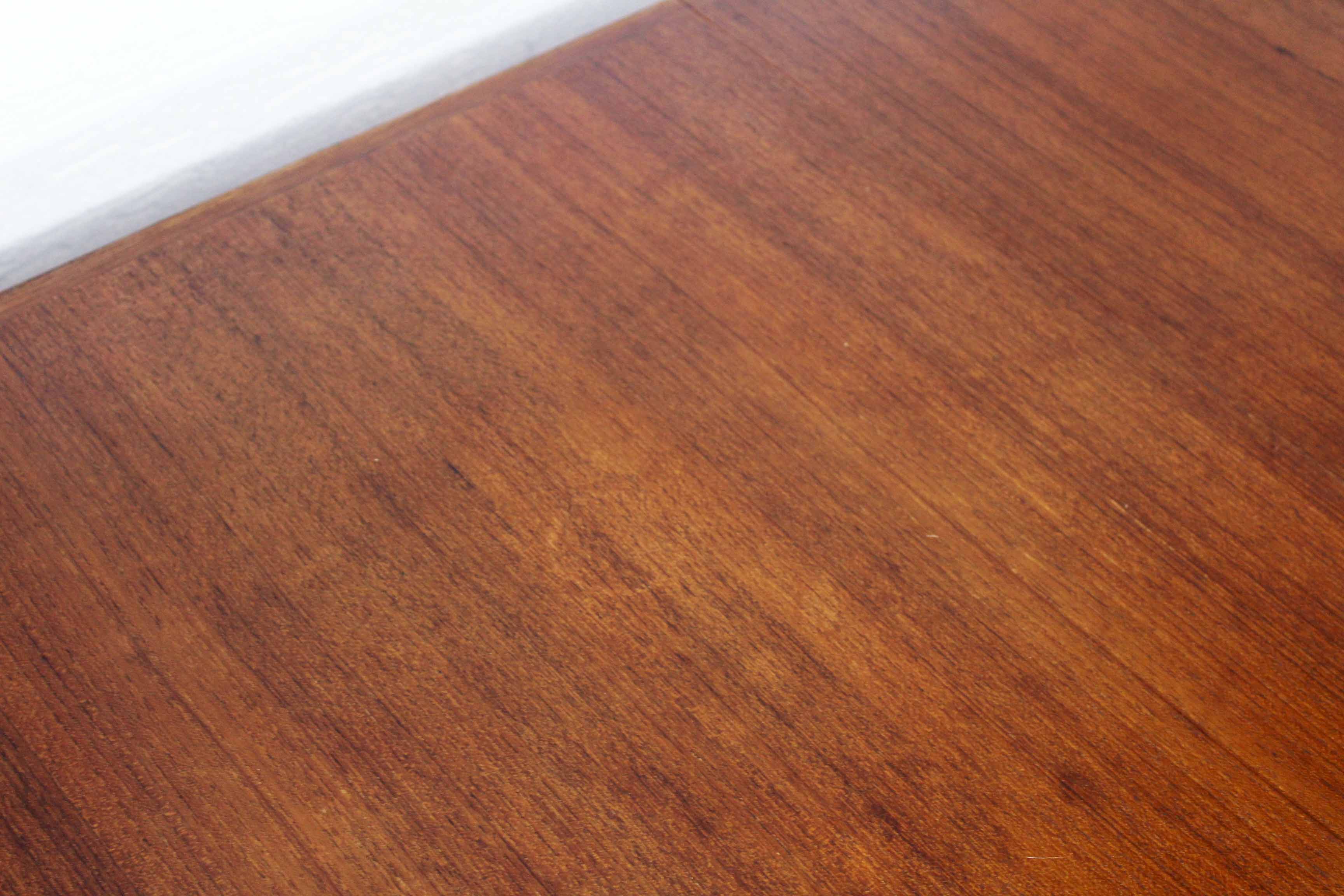 Table scandinave extensible en teck 4 à 10 personnes