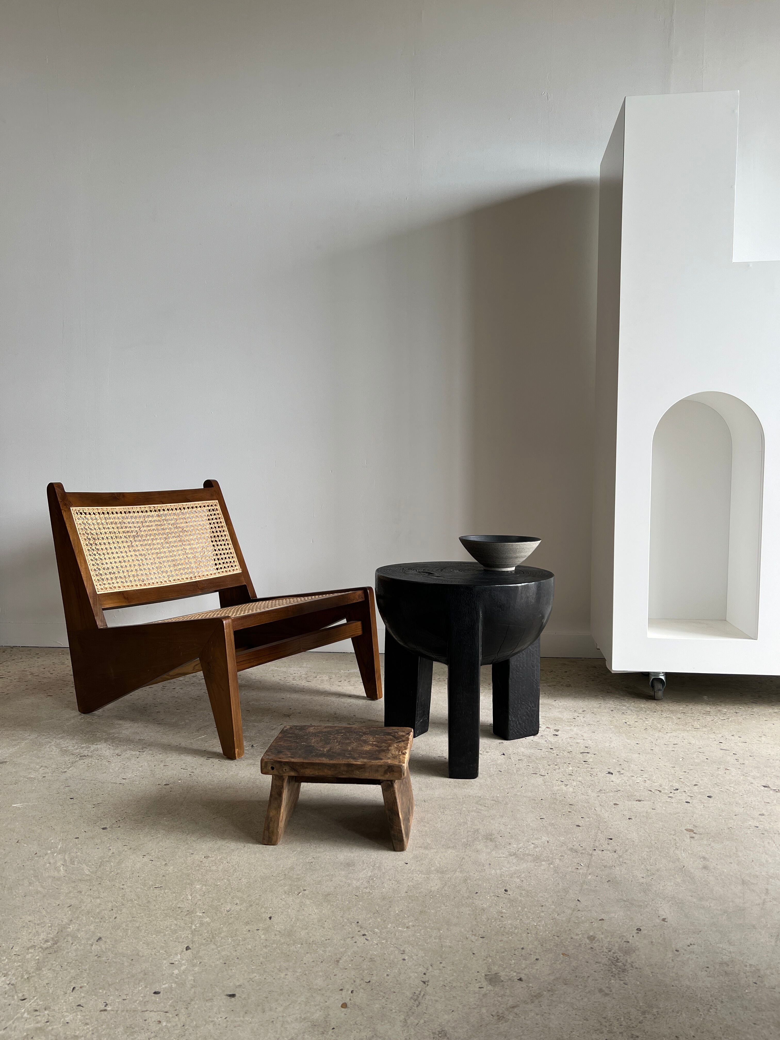 Black mango wood tripod side table with a semi-spherical top, height: 45 cm, diameter: 44 cm.