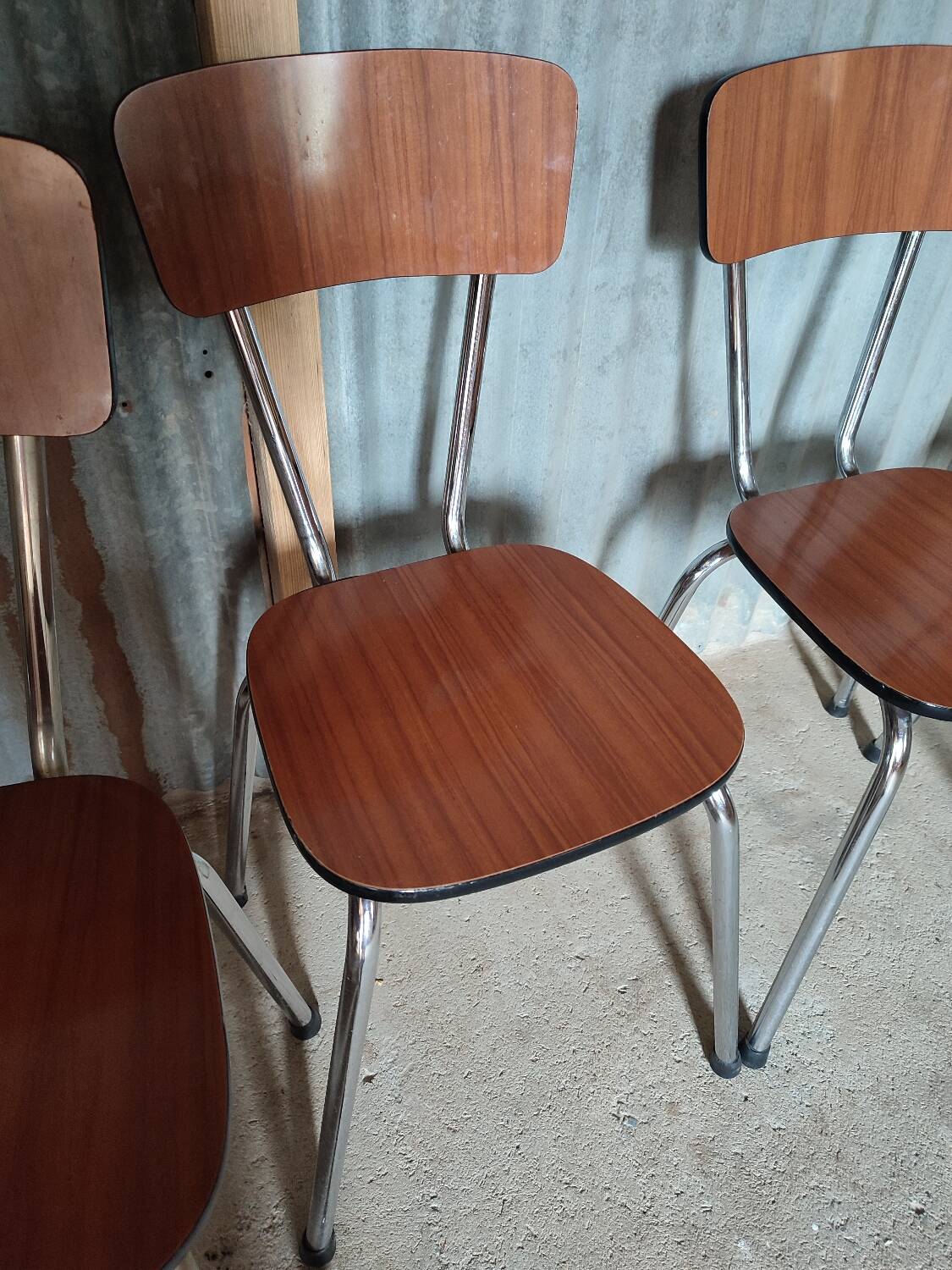 Lot de 4 chaises en formica