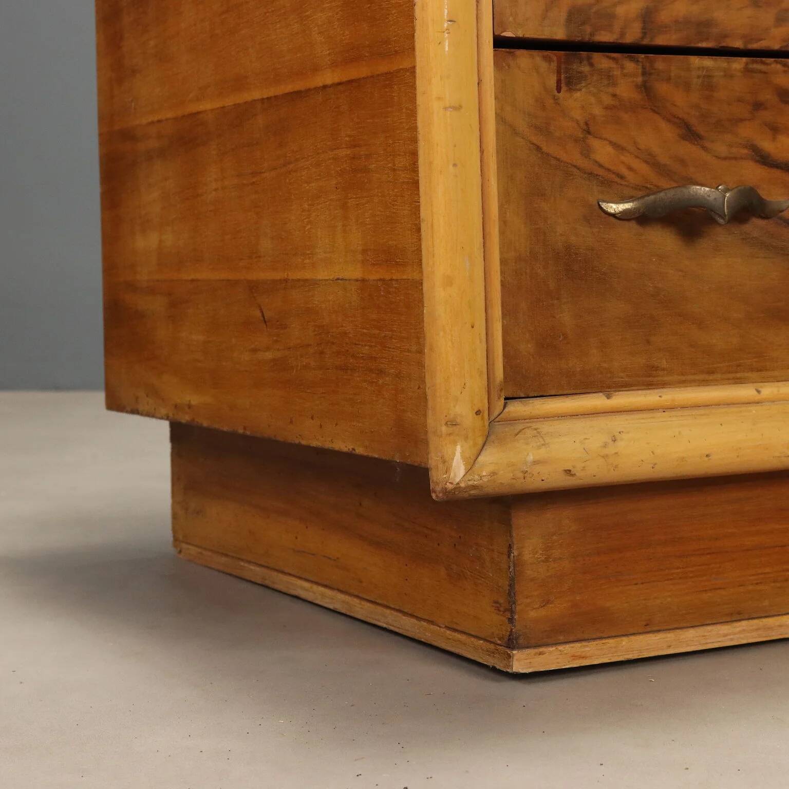 Vintage walnut burl commode with brass handles, Italian design from the 1940s.