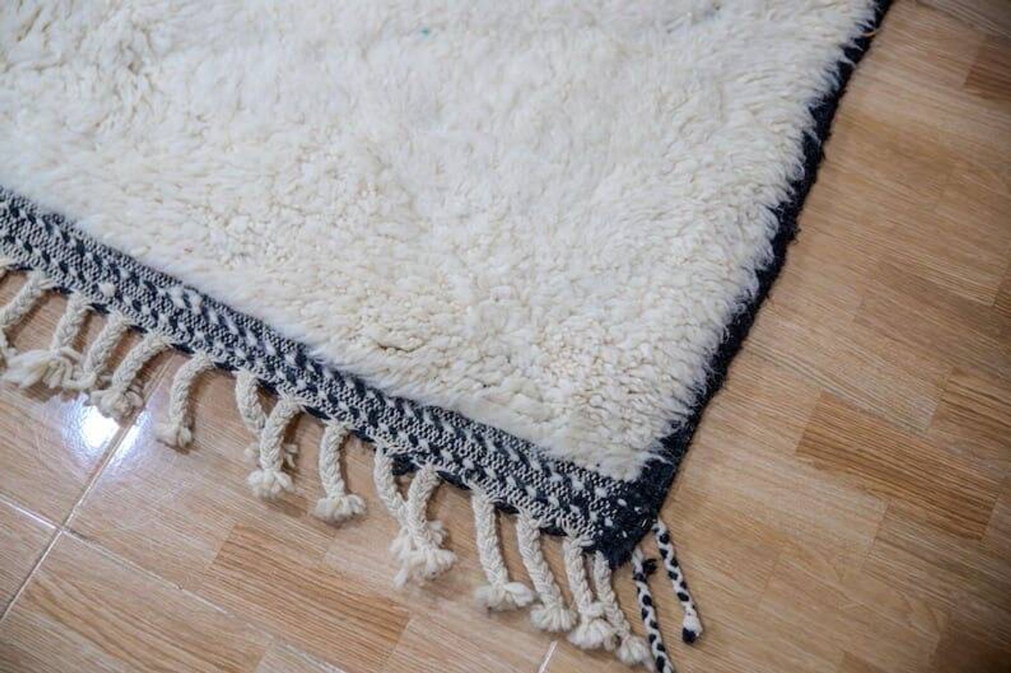 Handmade traditional Moroccan wool rug size 150x250 cm.