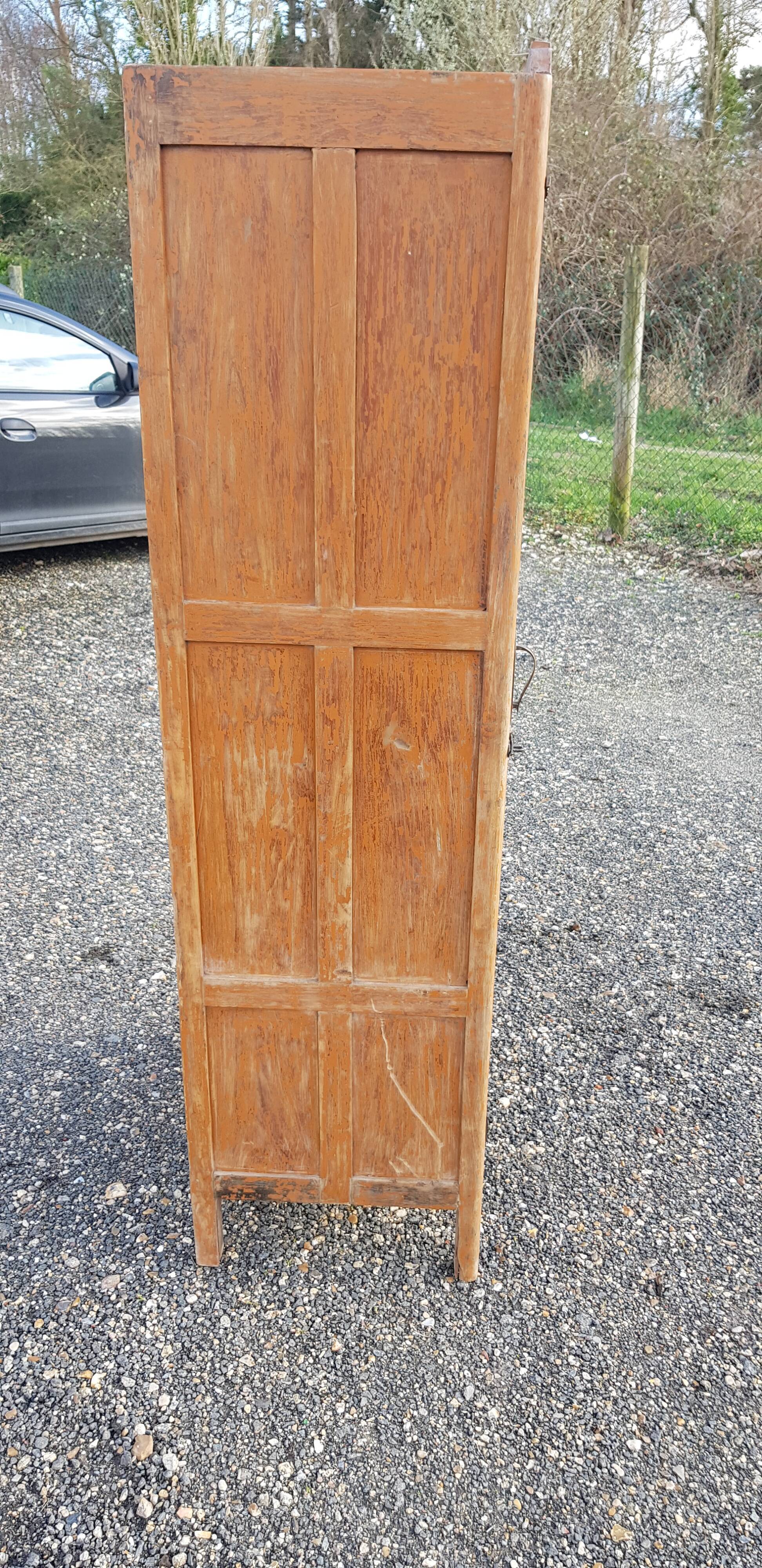 Showcase with 4 door glass panels