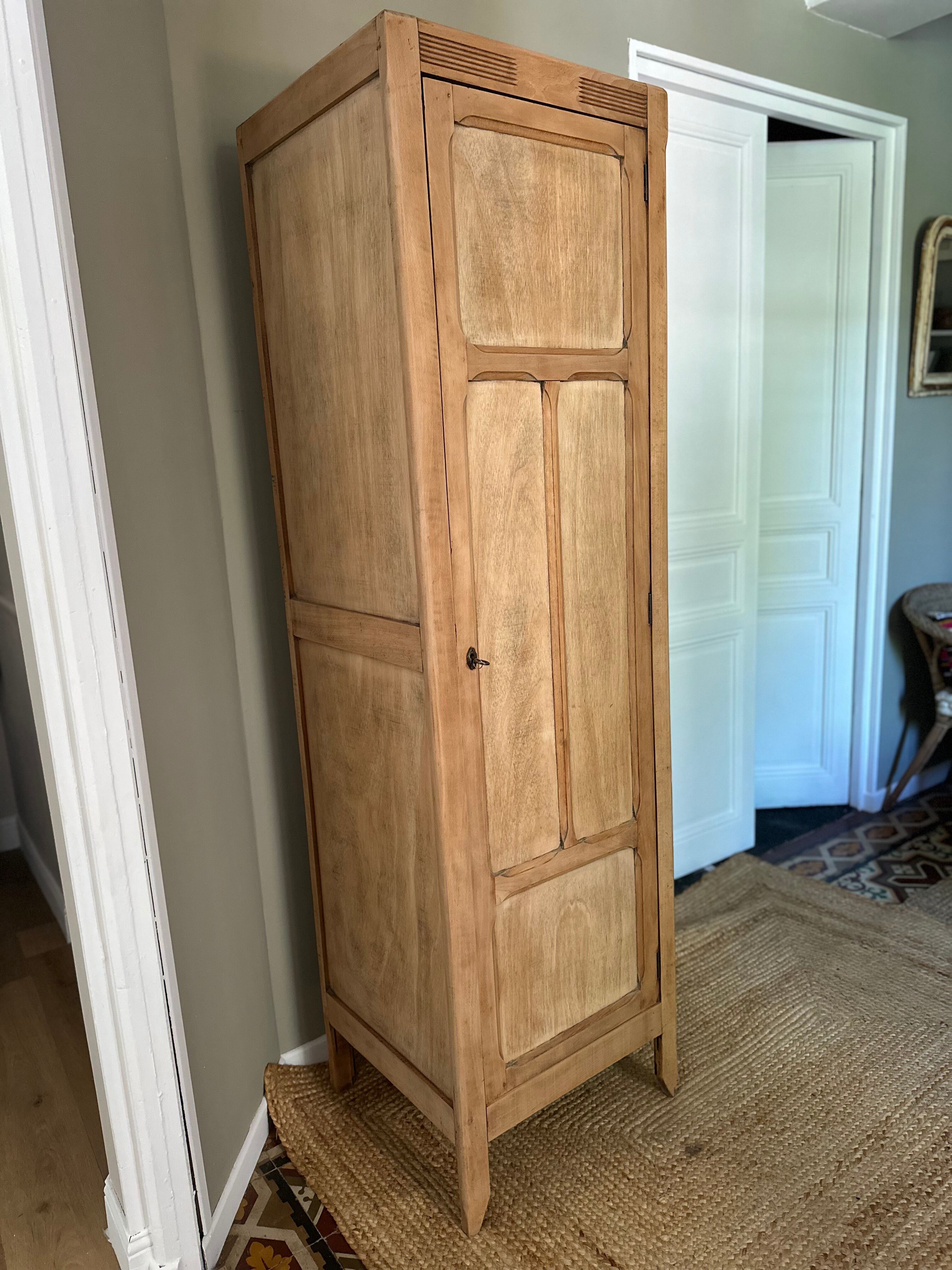 Parisian wardrobe bonnetière