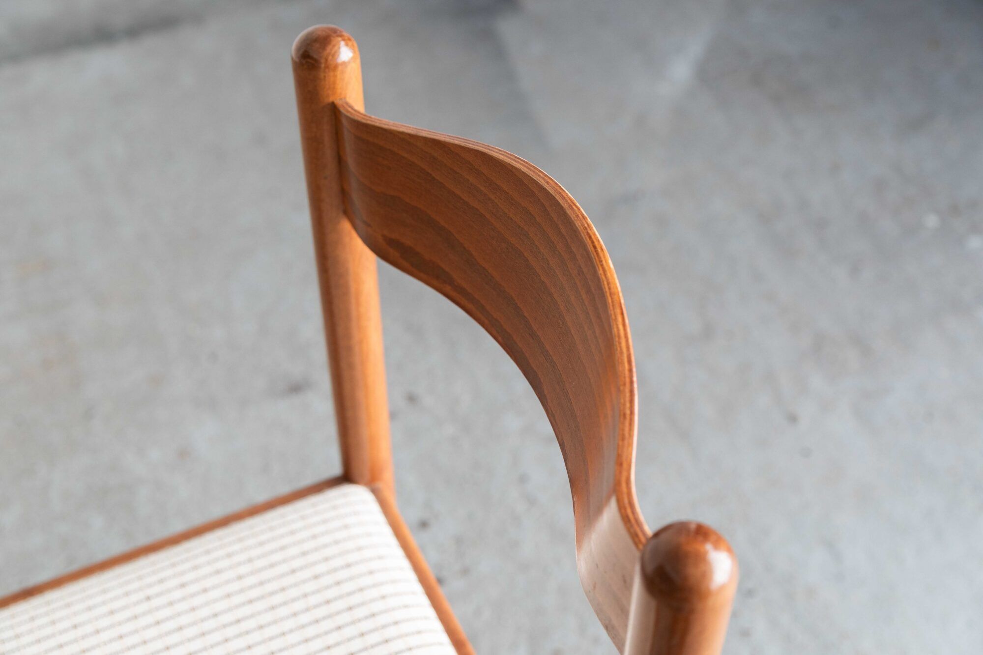 Ensemble de 6 chaises de salle à manger dans le style de Vico Magistretti.