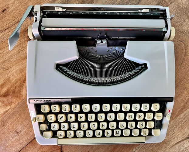 Machine à écrire vintage Brother Deluxe des années 1970 avec étui