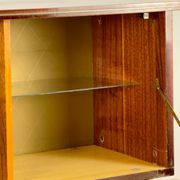 Meuble bar moderne du milieu du siècle sur roulettes en laiton – années 1960