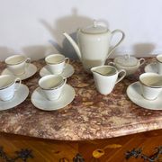 Service à thé en porcelaine bavaroise avec bordure dorée.