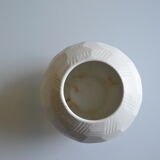 Vase boule à engobe laiteuse